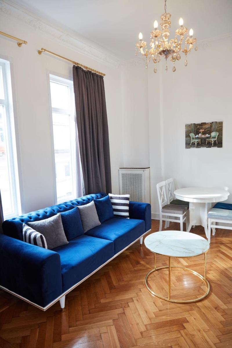 Apartment with Balcony photo 2