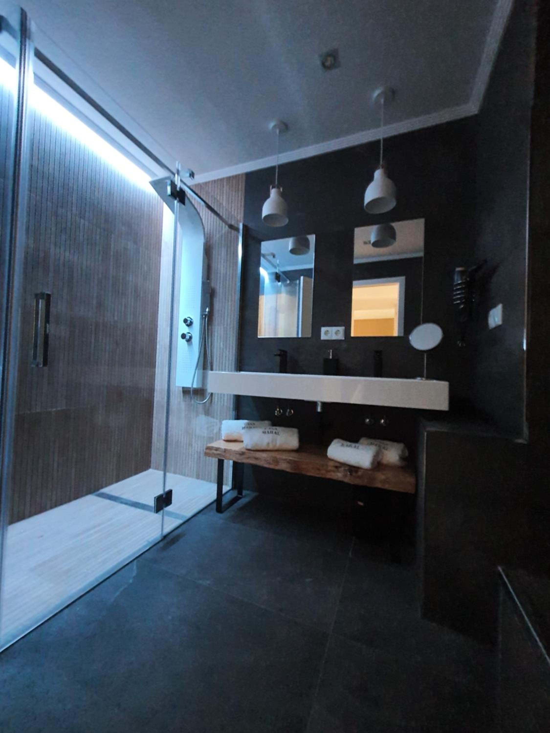 Four-Bedroom House - Photo 93