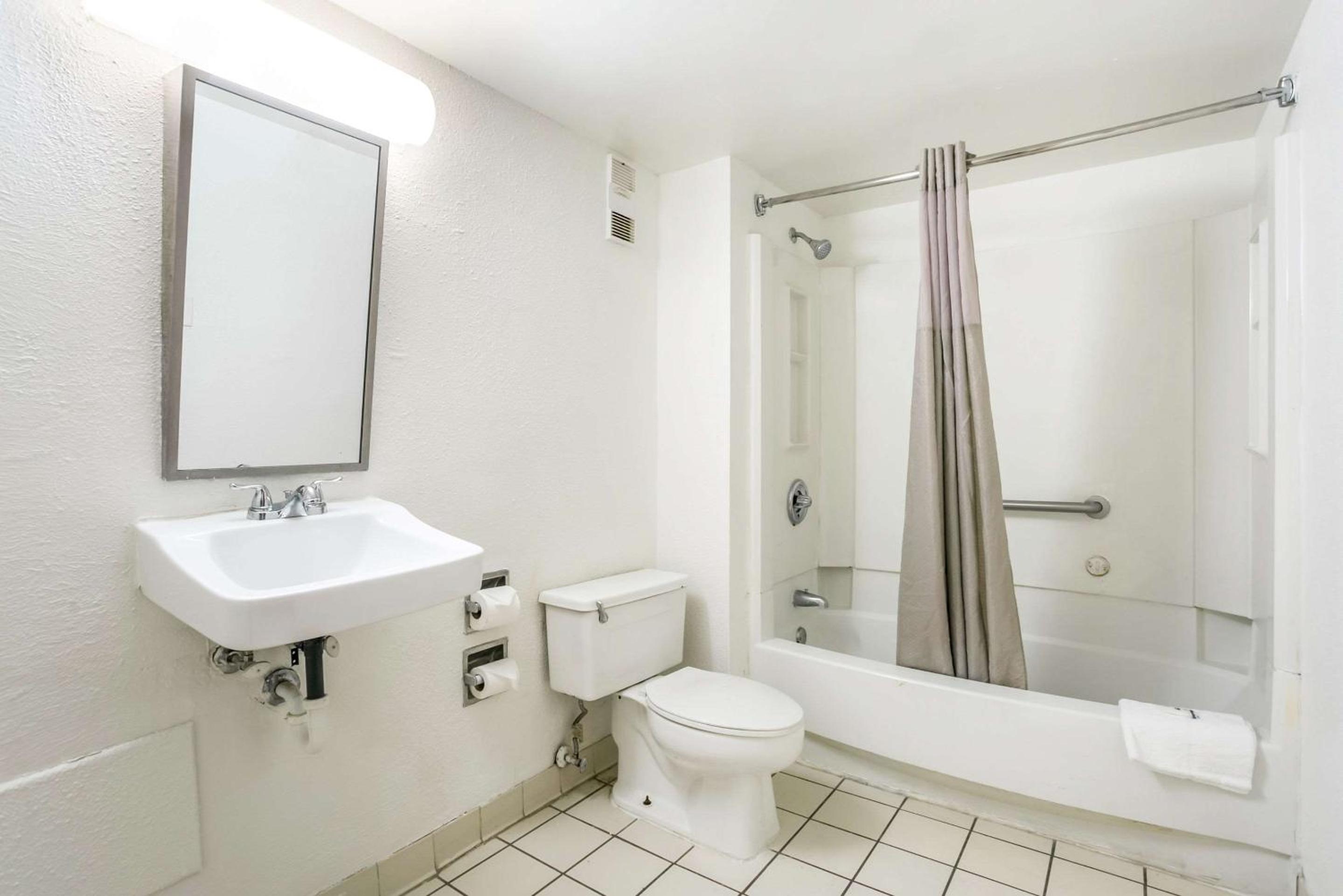 Double Room With Two Double Beds - Accessible/Non-Smoking photo 2