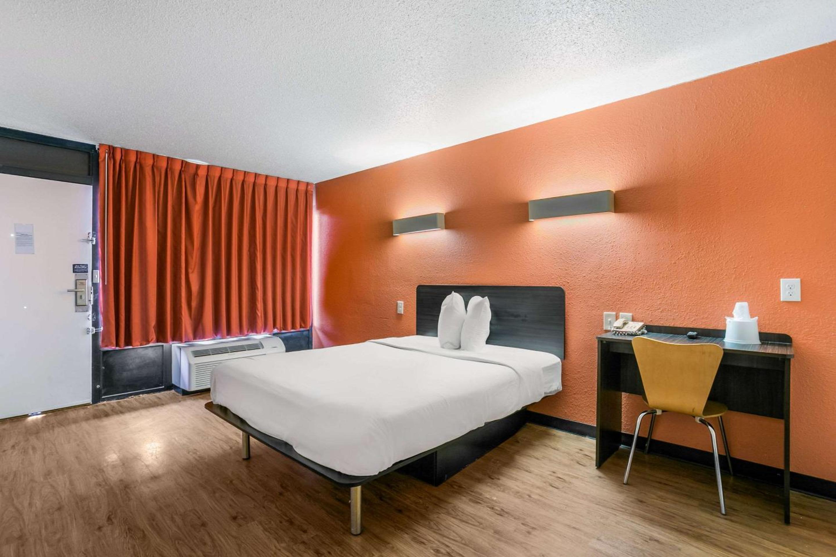 Queen Room - Accessible/Smoking photo 1