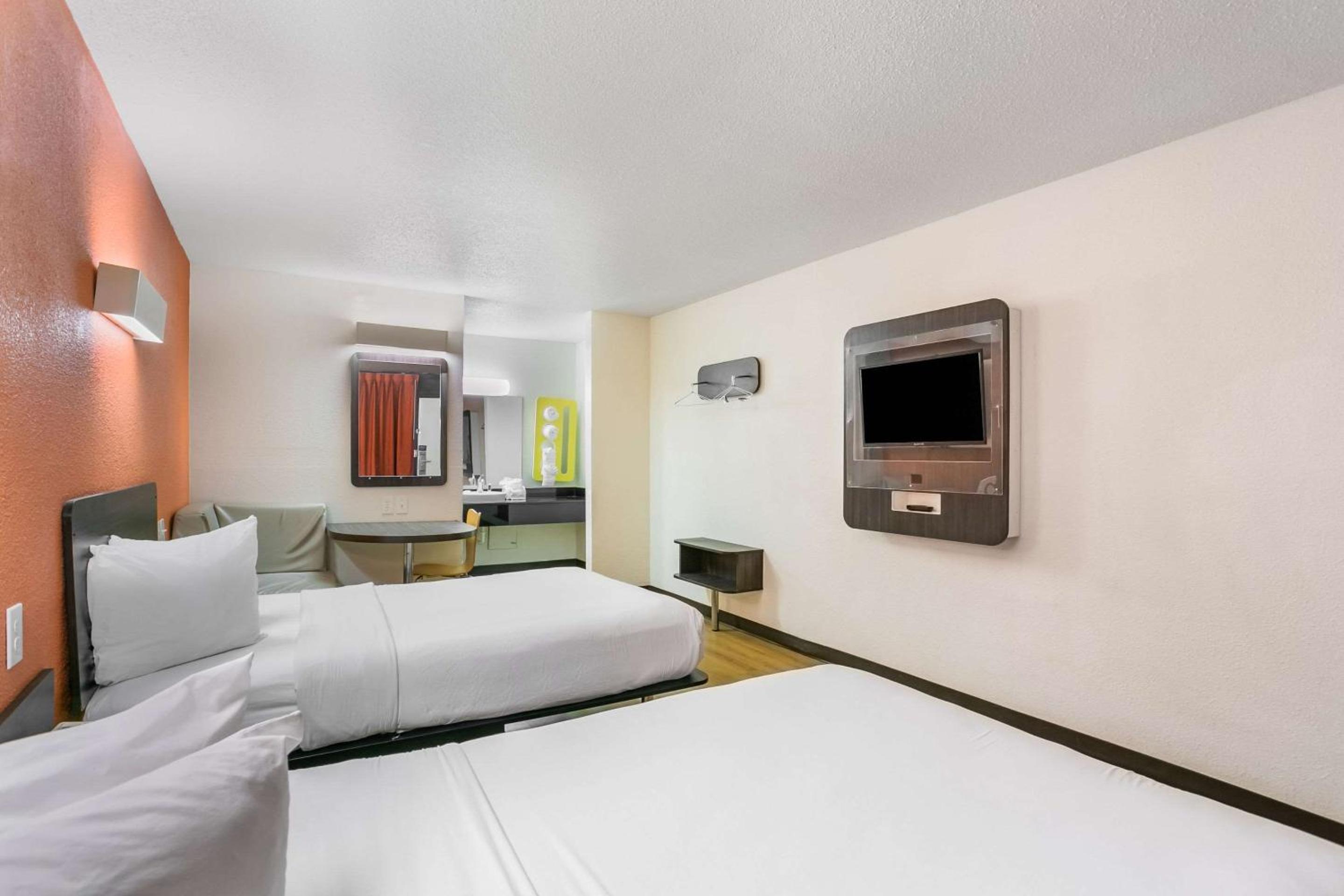 Double Room With Two Double Beds - Non-Smoking photo 2