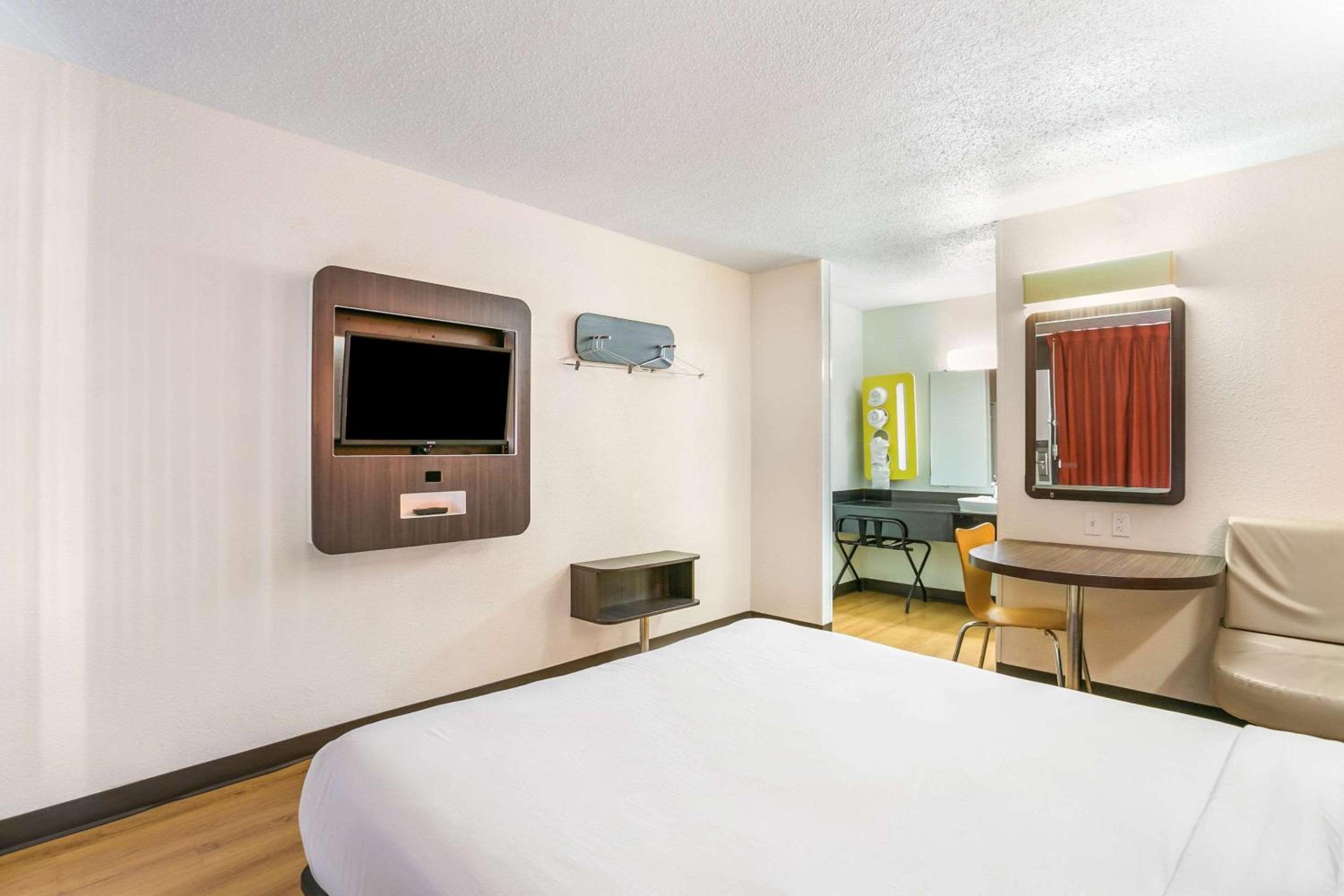 Queen Room - Accessible/Smoking photo 3