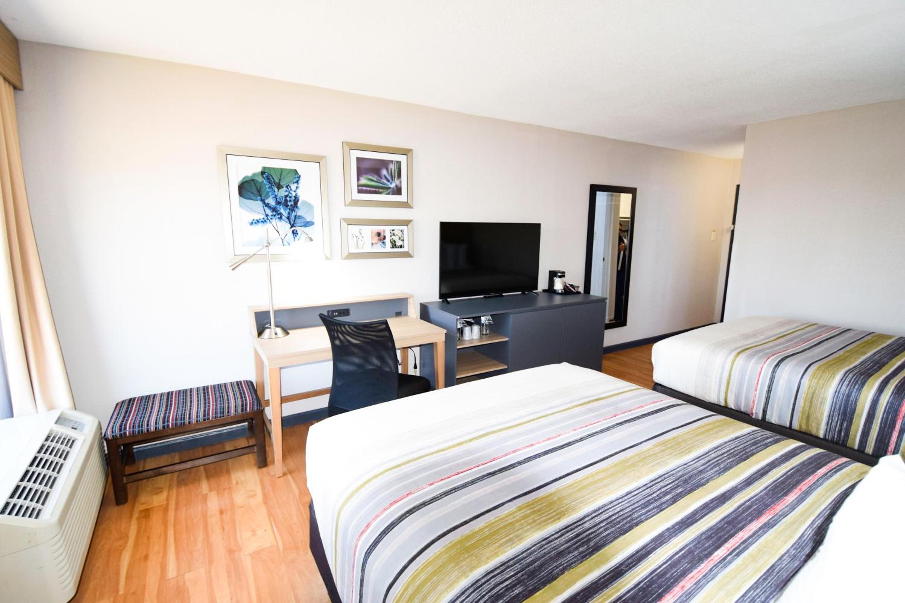 Queen Room with Two Queen Beds - Non-Smoking photo 3