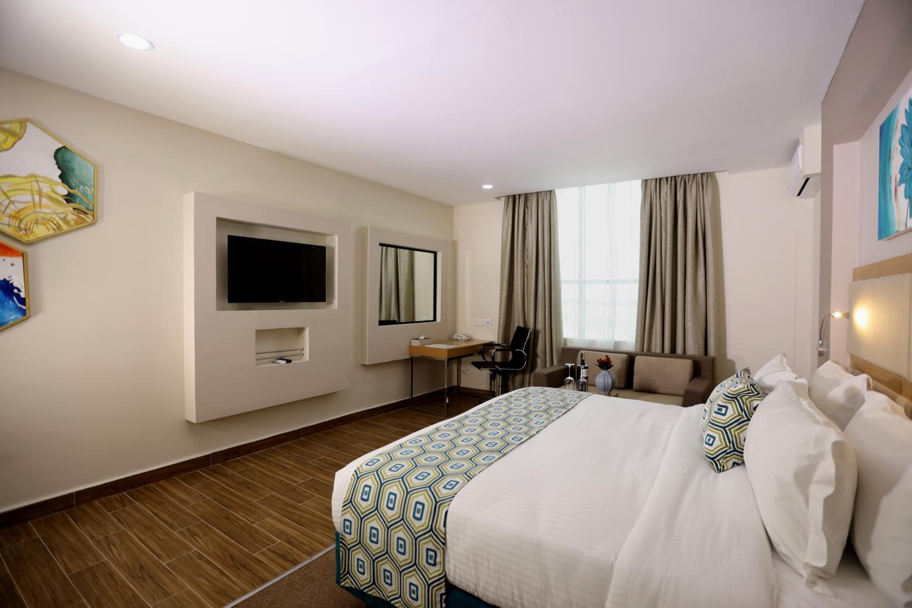 Deluxe King Room - Photo 8