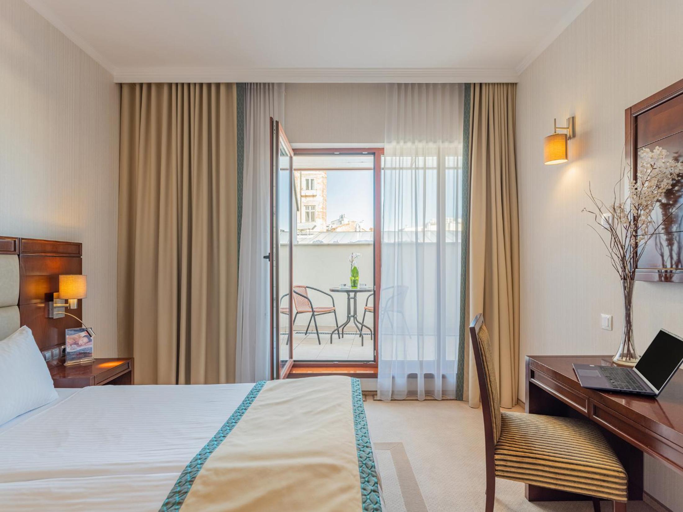 Deluxe Room with Balcony photo 3