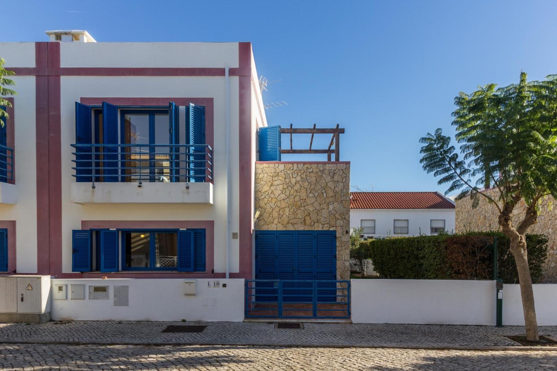 Three-Bedroom House photo 2