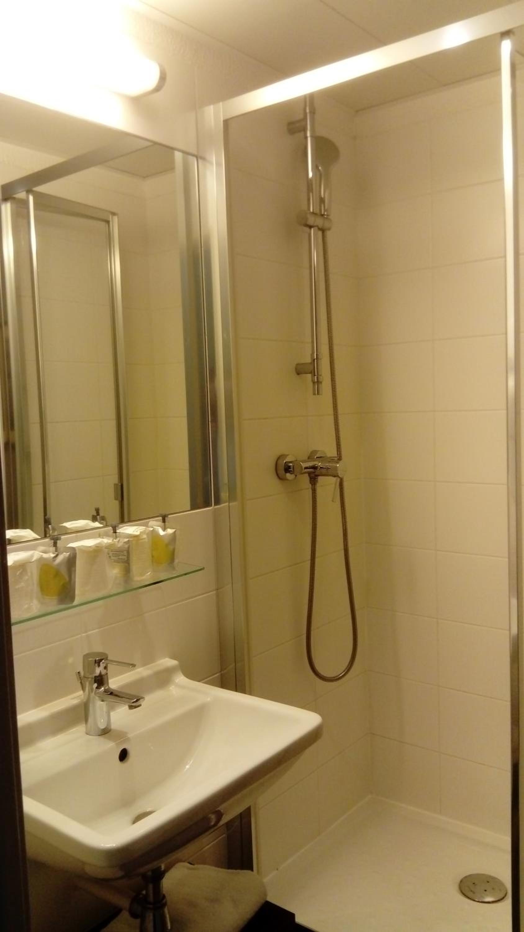 Room with One Double Bed and one Single Bed - Photo 4
