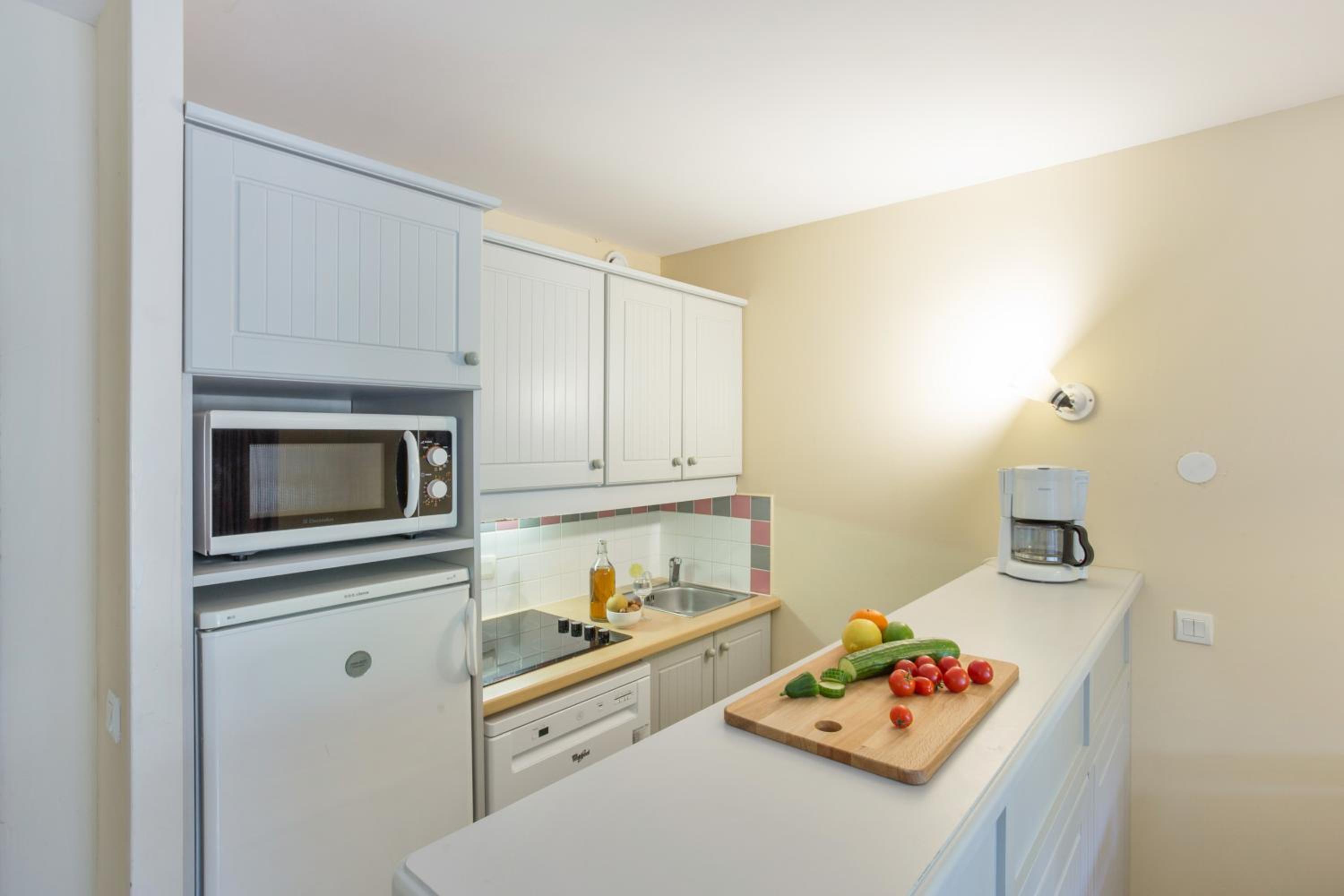 Standard One-Bedroom Apartment with Sleeping Alcove and Balcony (6 People) photo 3