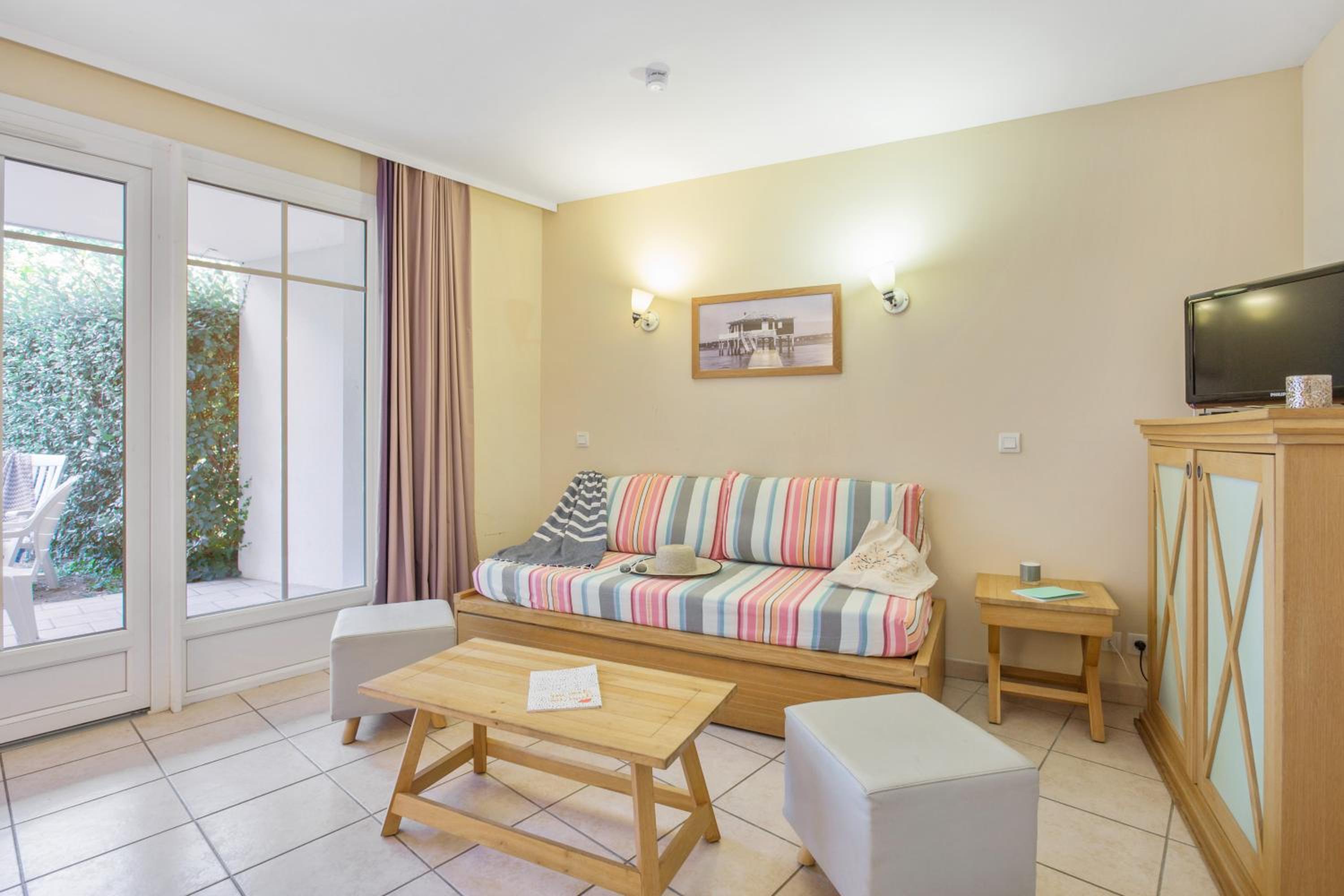 One-Bedroom Apartment with Sleeping Alcove and Terrace or Balcony (6 People) photo 1