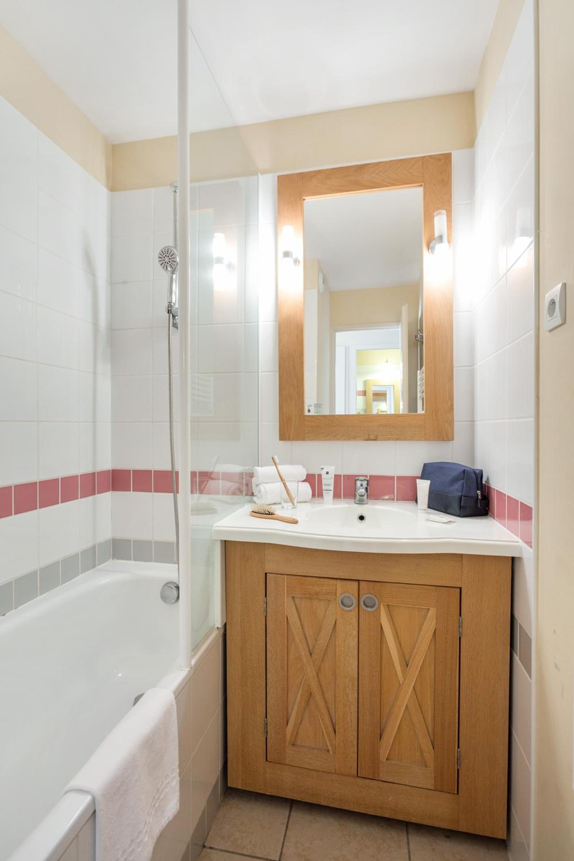Standard One-Bedroom Apartment with Sleeping Alcove and Balcony (6 People) photo 1