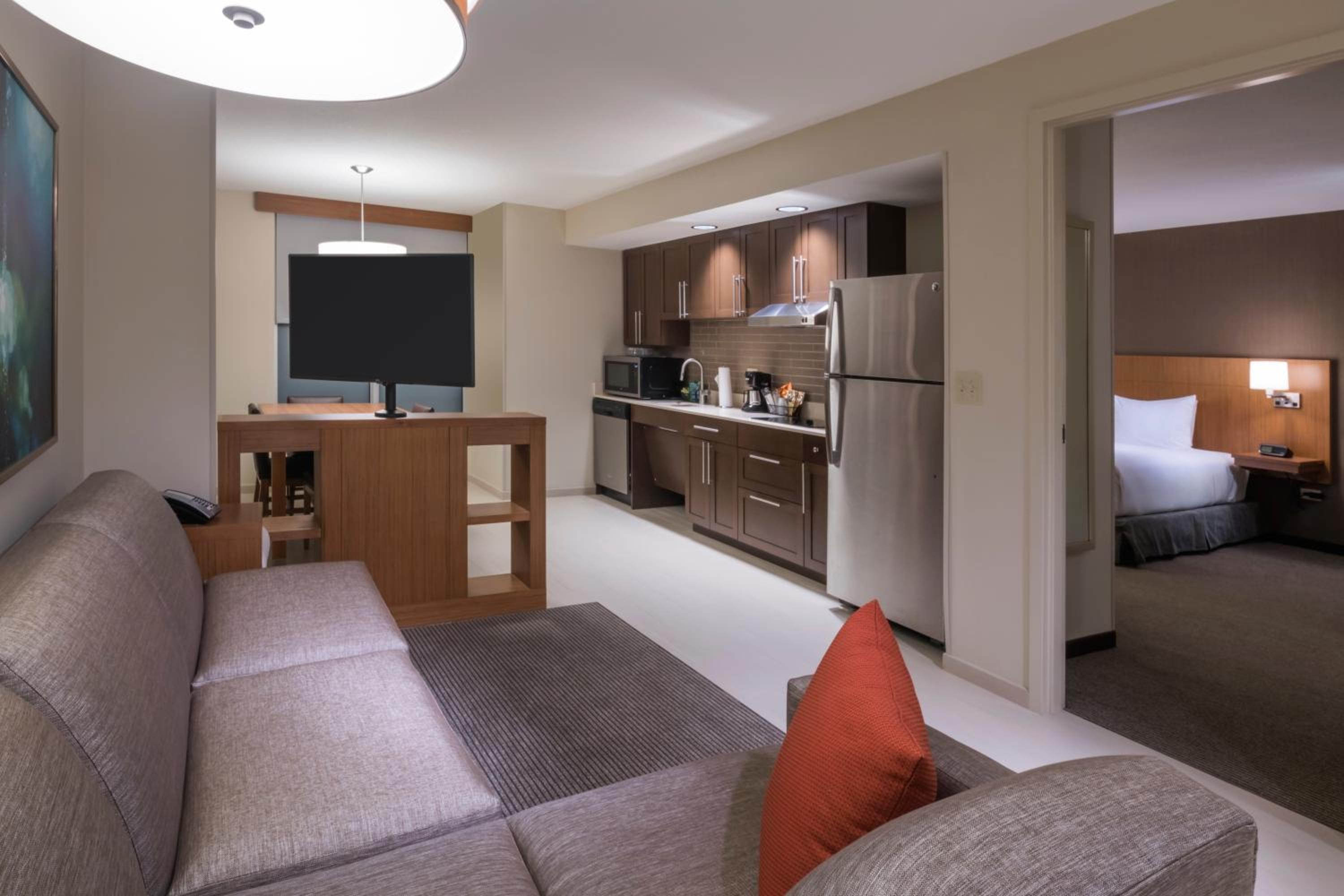 One-Bedroom King Suite with Sofa Bed and Kitchen photo 2