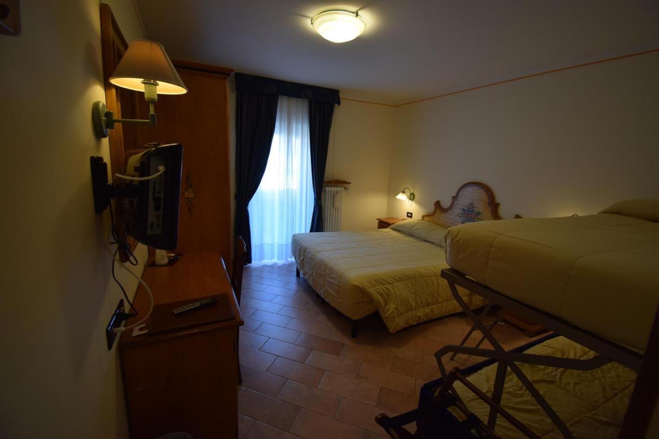 Family Room with Mountain View (2 Adults + 2 Children)