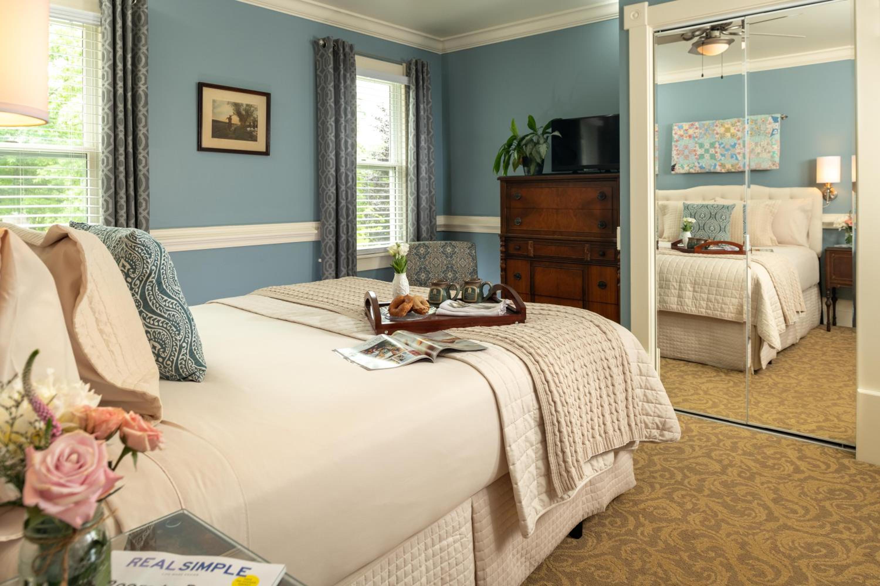 Queen Room photo 2