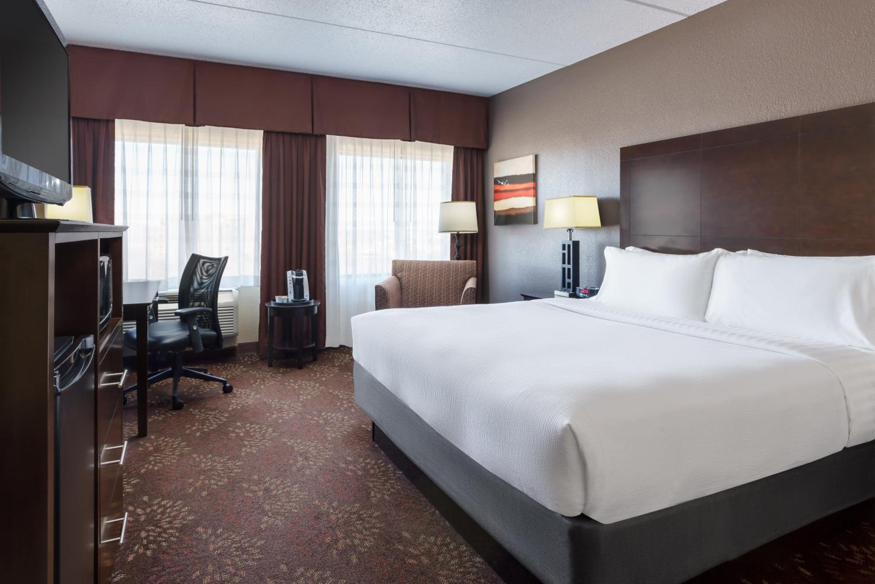 Standard King Room With Roll-In Shower - Mobility Accessible