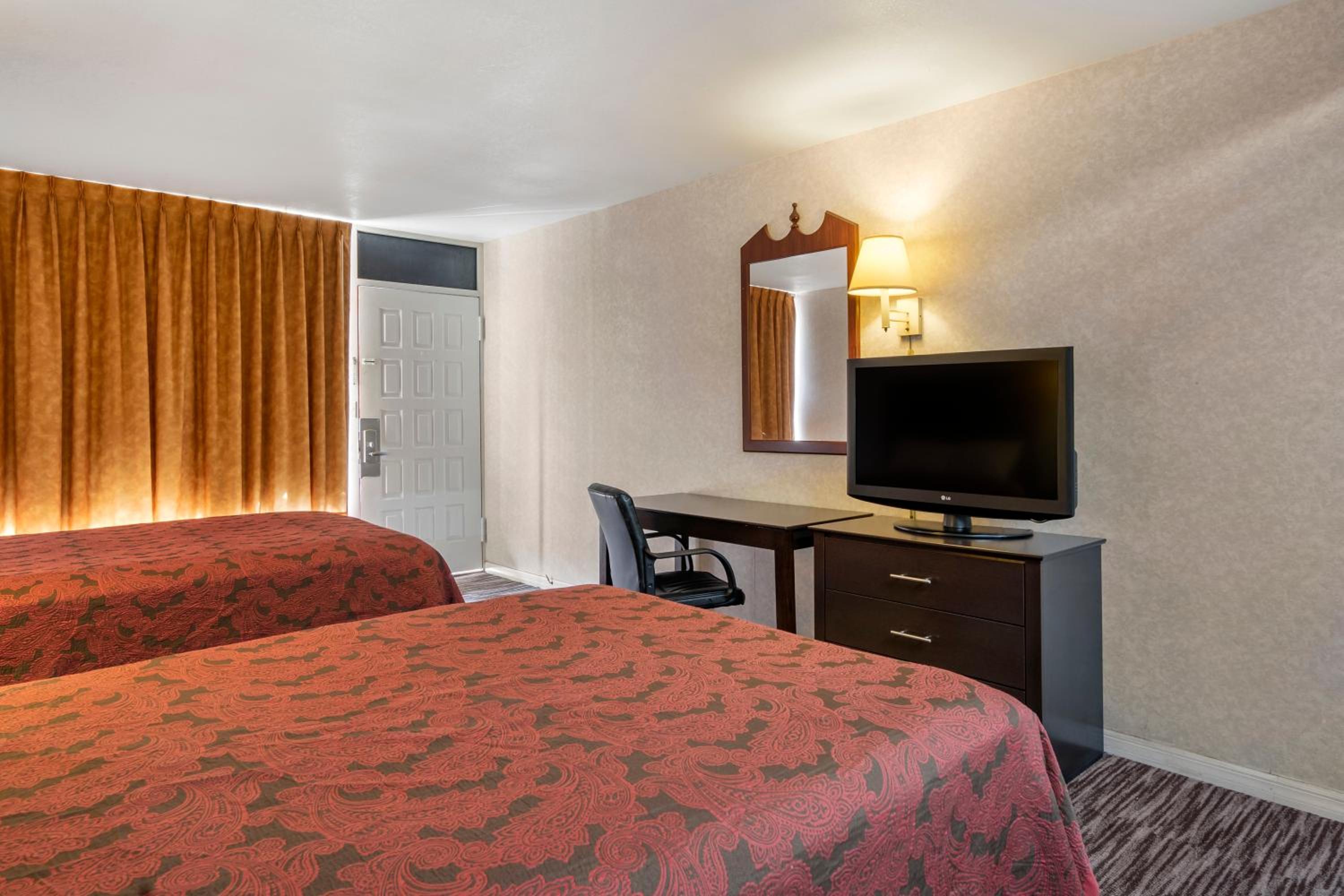 Double Room with Two Double Beds - Accessible/Smoking photo 1