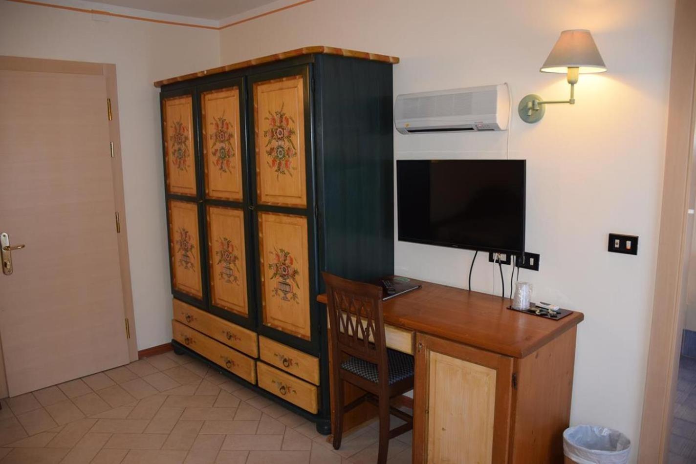 Double or Twin Room with Mountain View - Photo 1