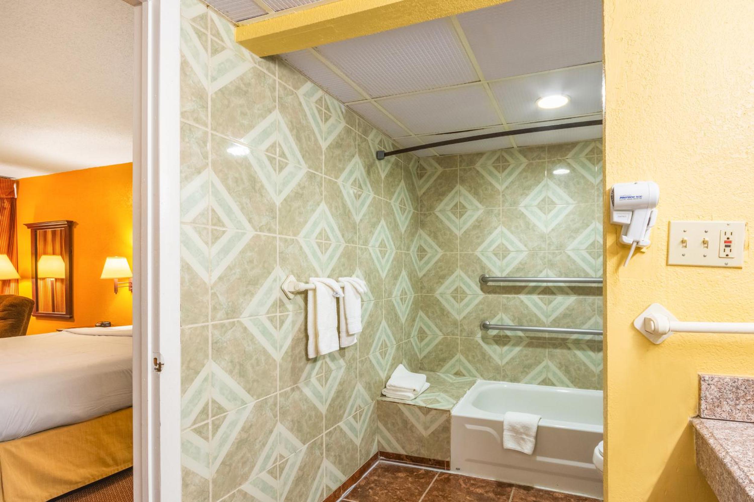 King Room - Disability Access/Non-Smoking photo 2