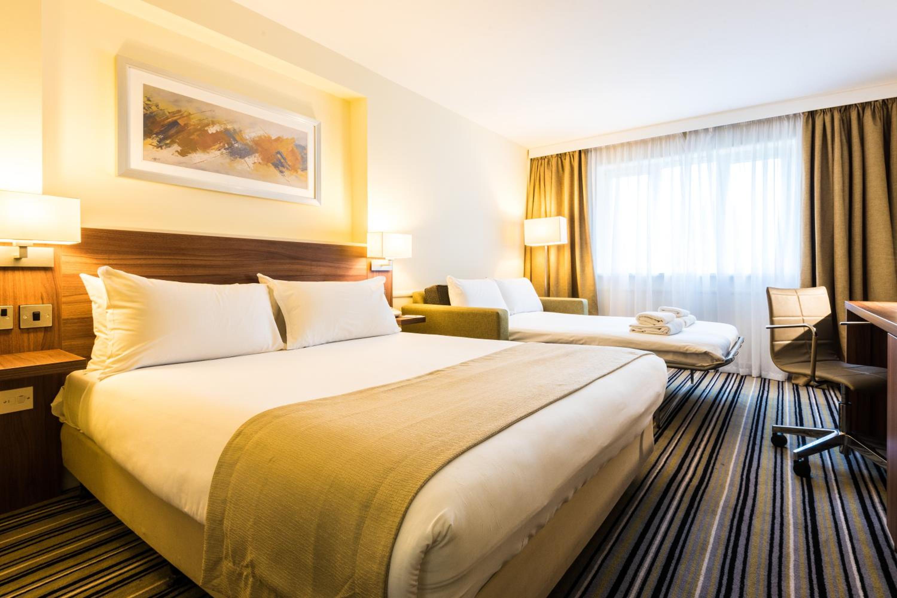 Double Room with One Single Bed and Single Sofa Bed - Photo 1