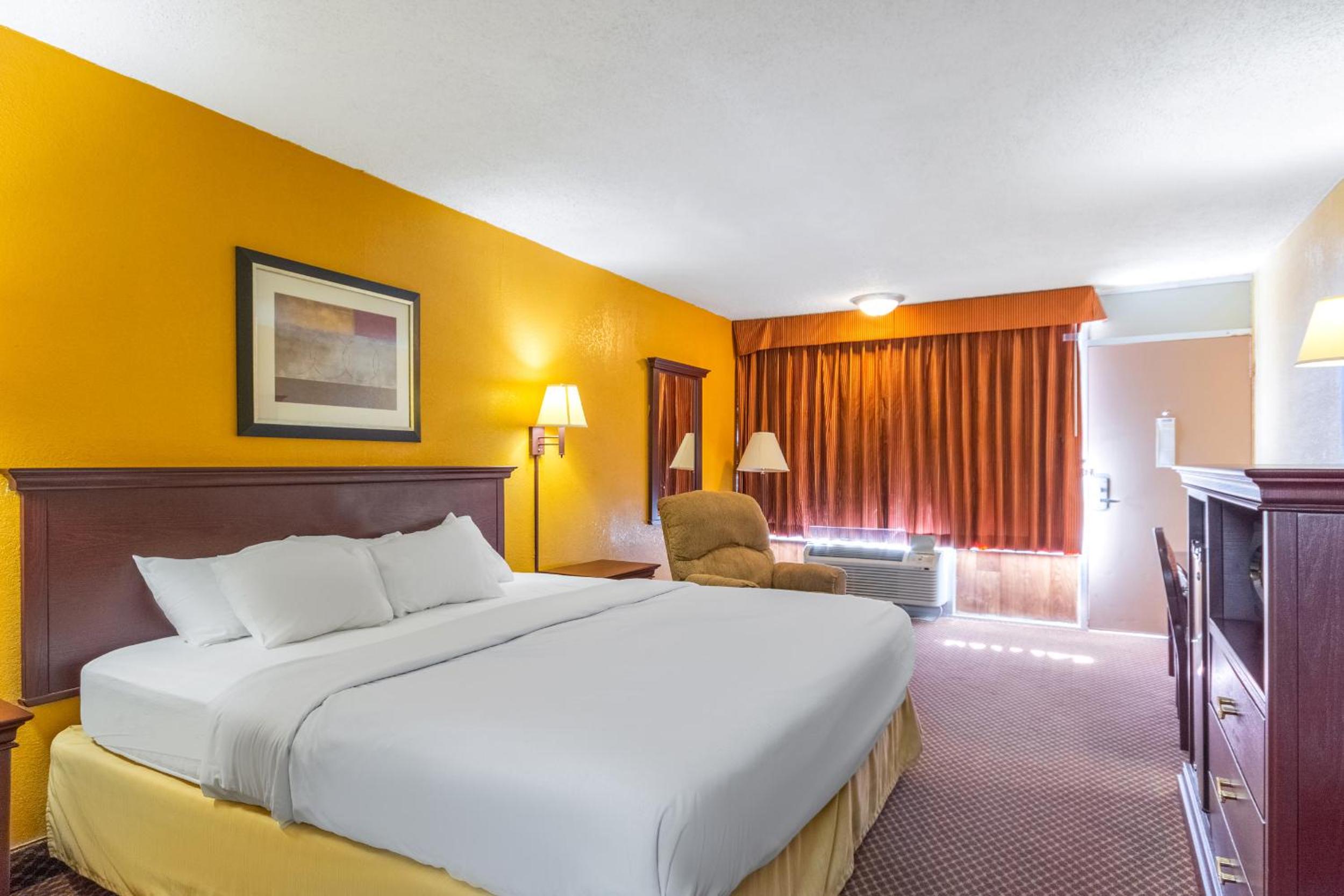 King Room - Non-Smoking - Photo 2