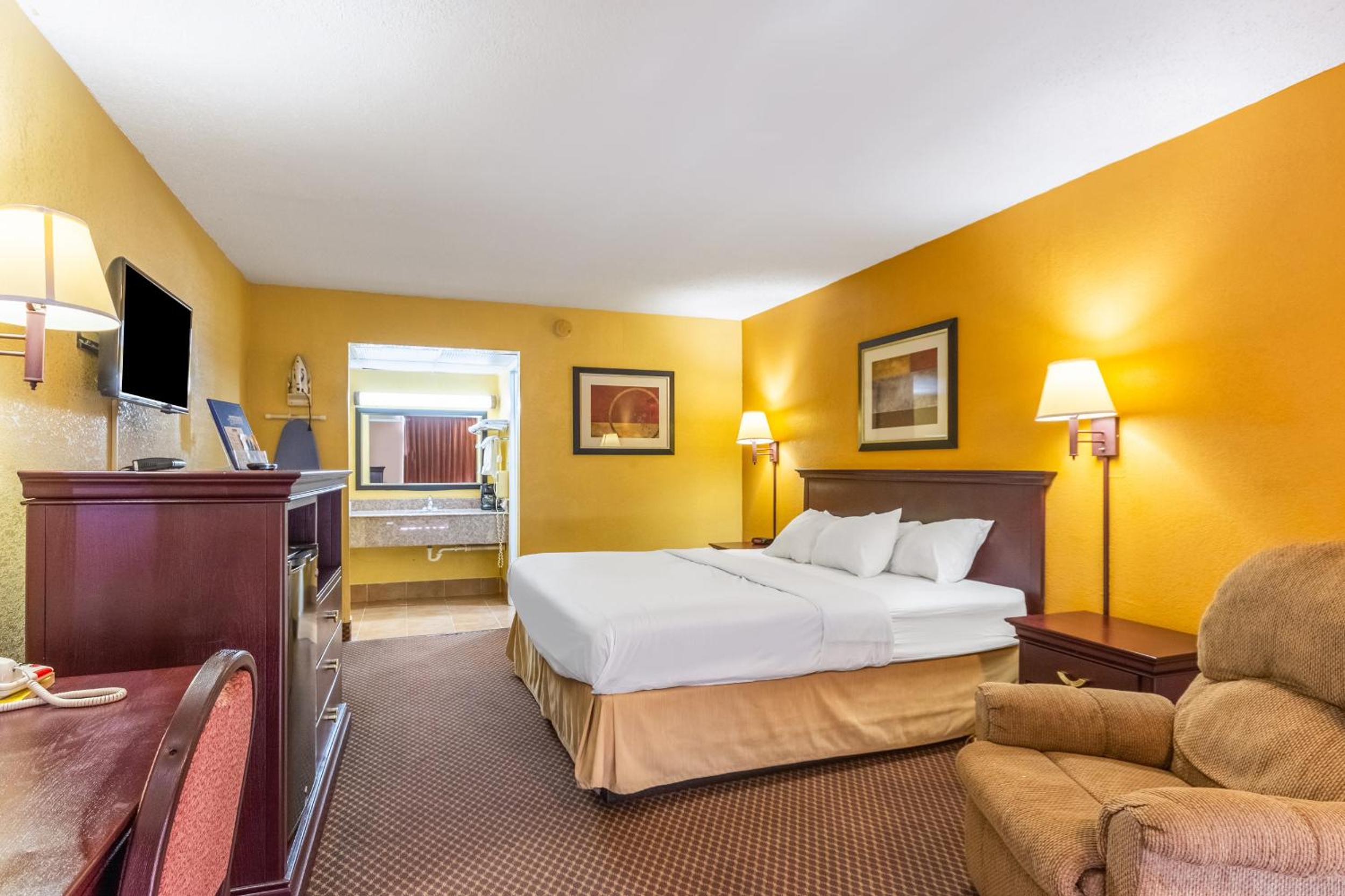 King Room - Non-Smoking - Photo 4