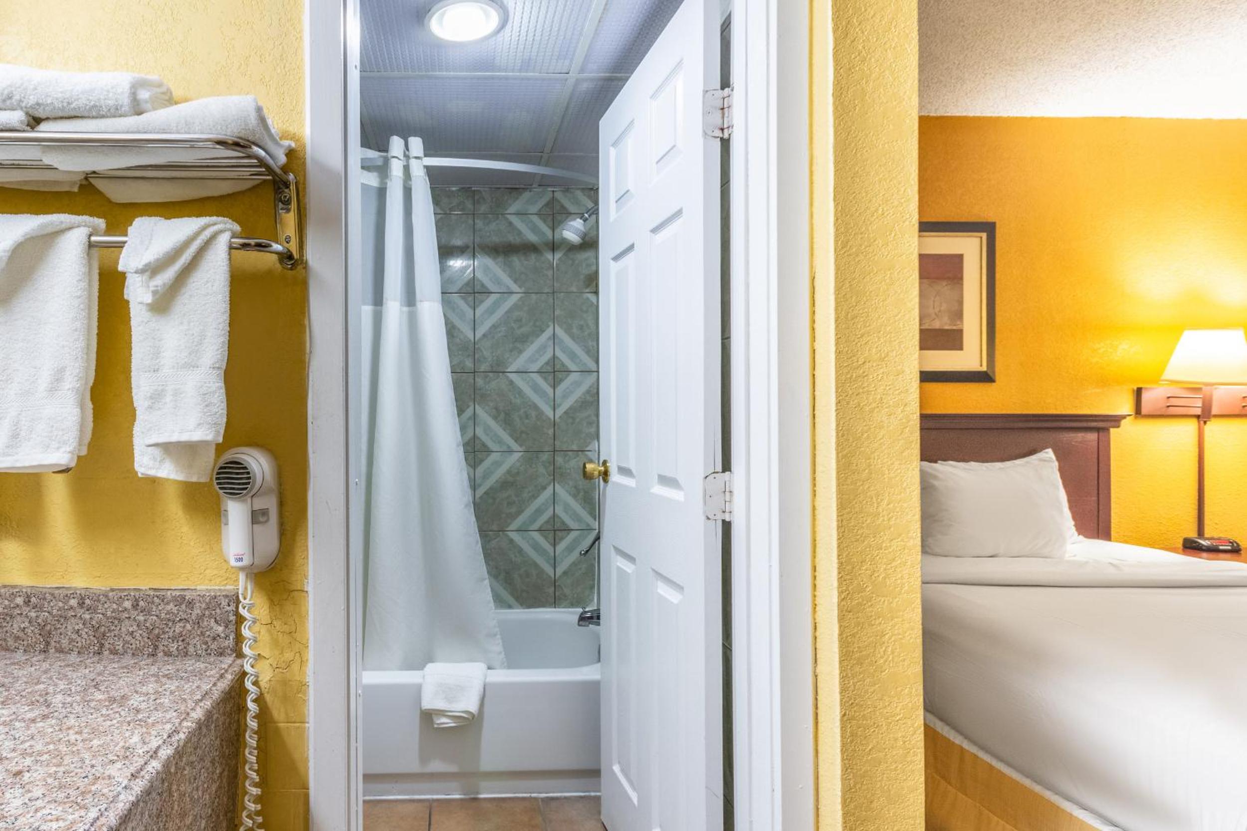 Queen Room with Two Queen Beds - Non-Smoking - Photo 2