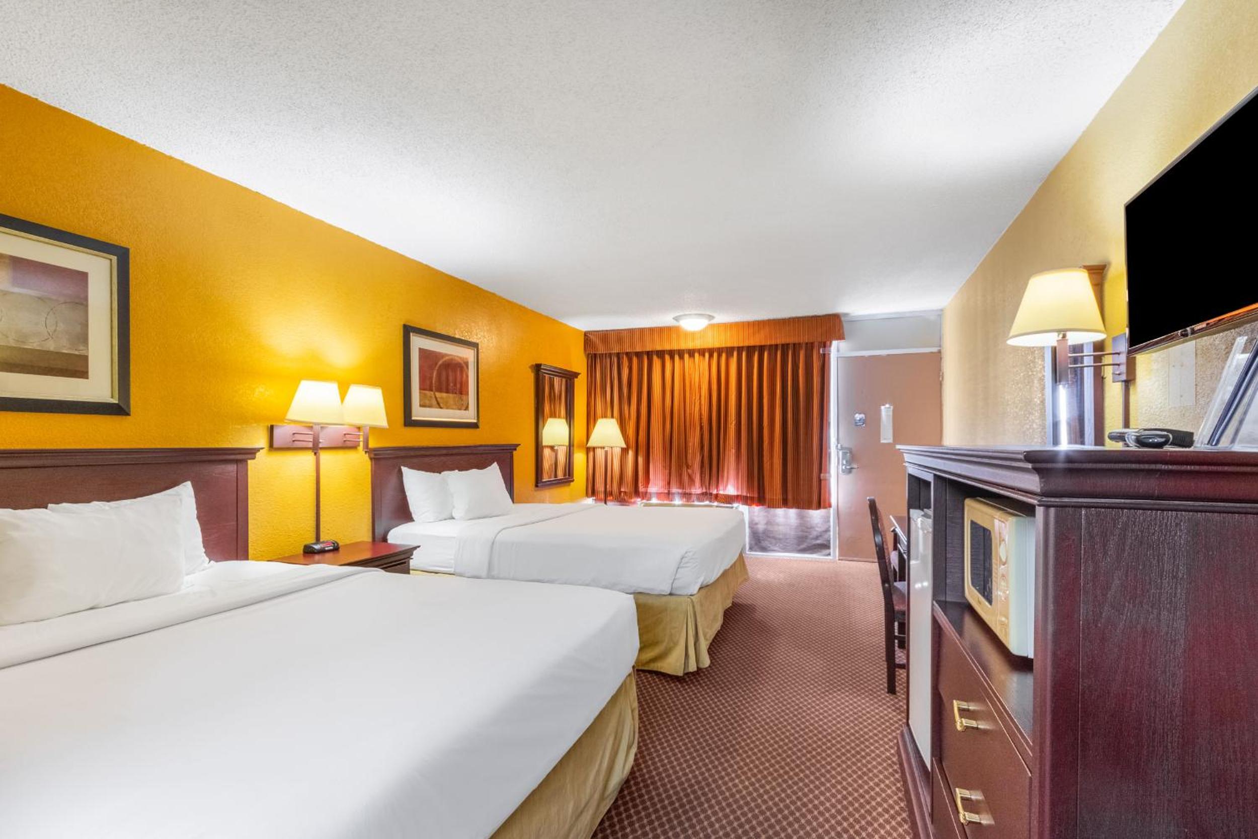 Queen Room with Two Queen Beds - Non-Smoking - Photo 1