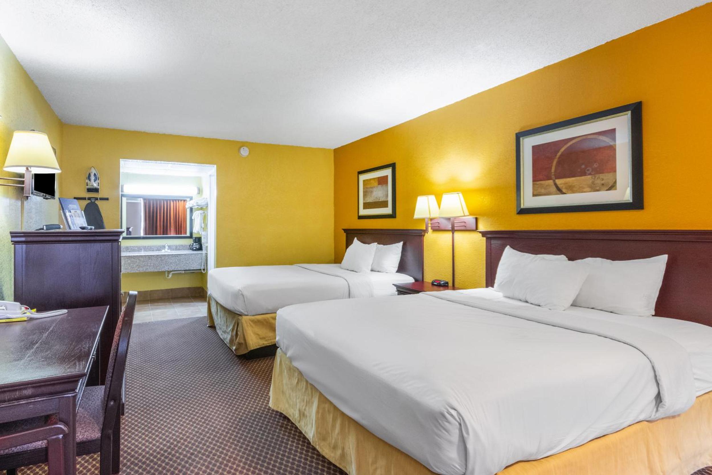 Queen Room with Two Queen Beds - Non-Smoking - Photo 4