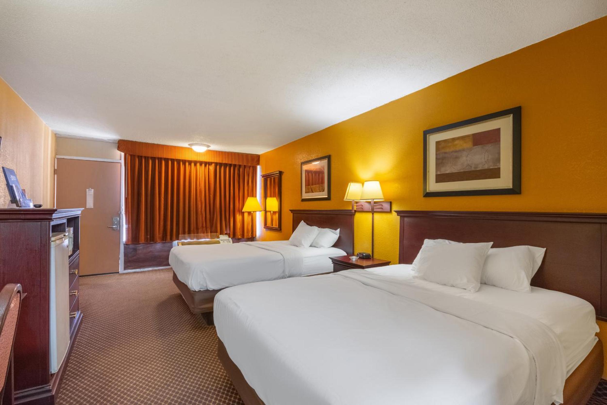 Queen Room with Two Queen Beds - Smoking - Photo 3
