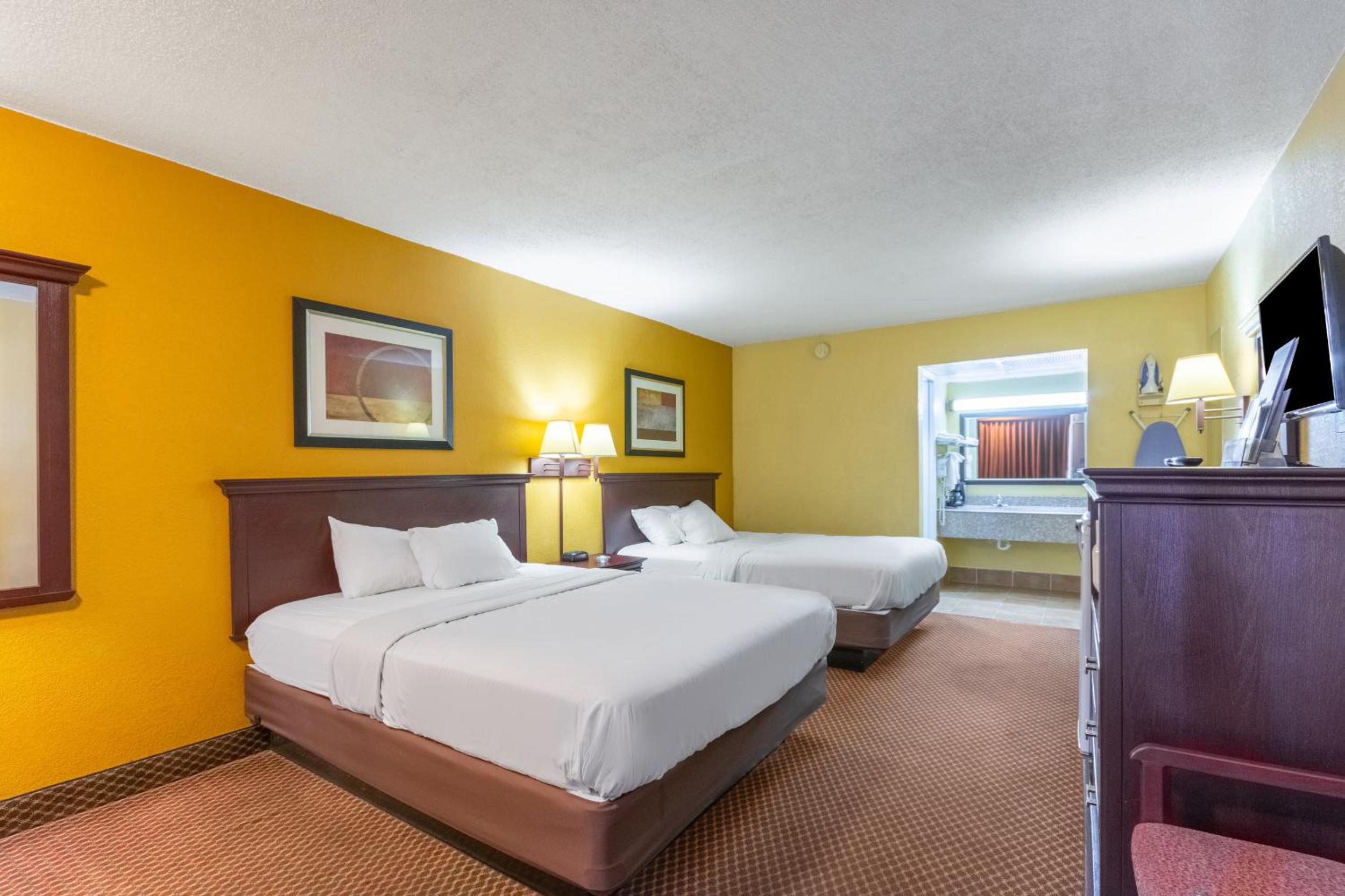 Queen Room with Two Queen Beds - Smoking - Photo 4