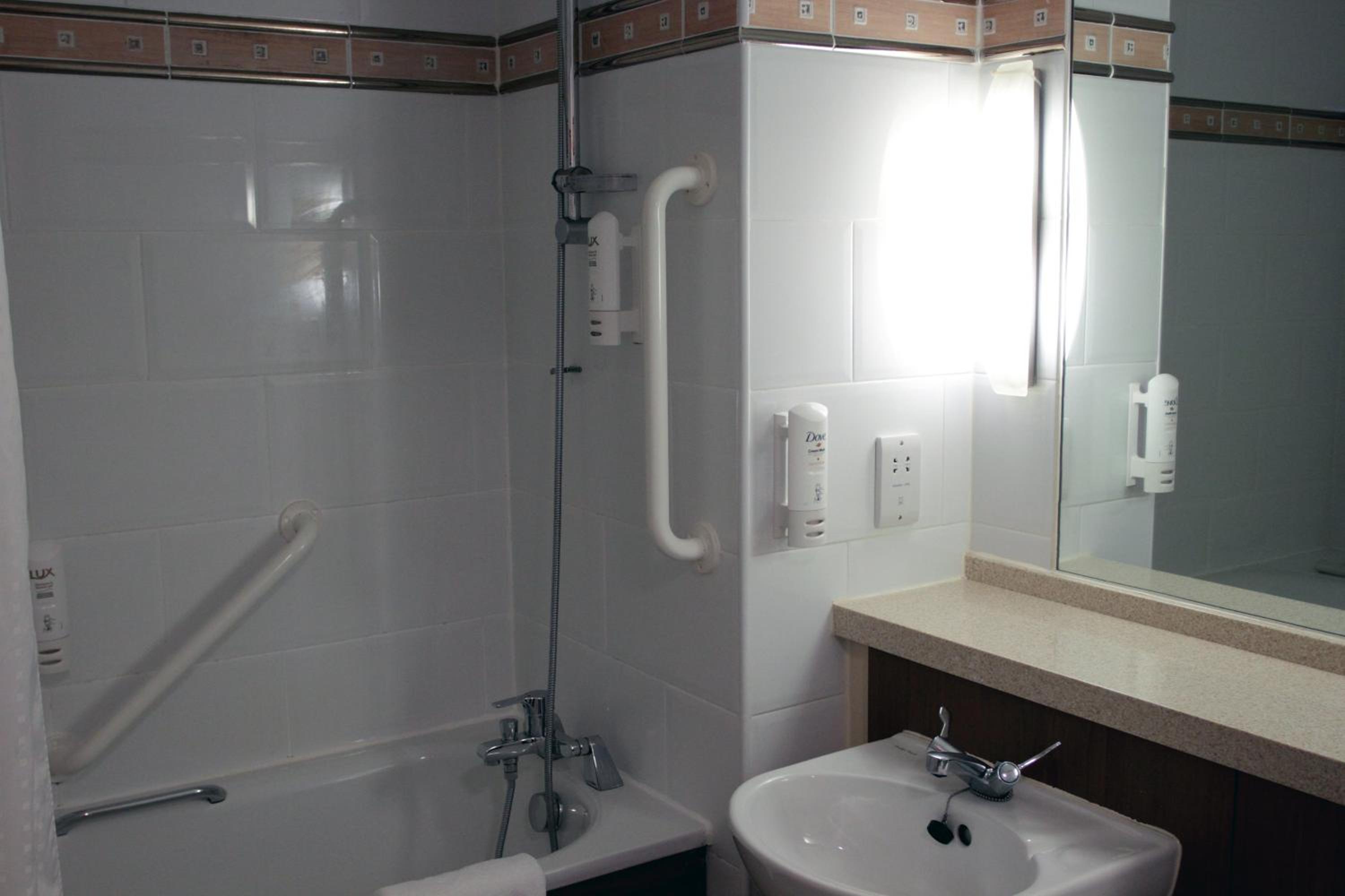 Standard Double Room - Disability Access - Photo 3