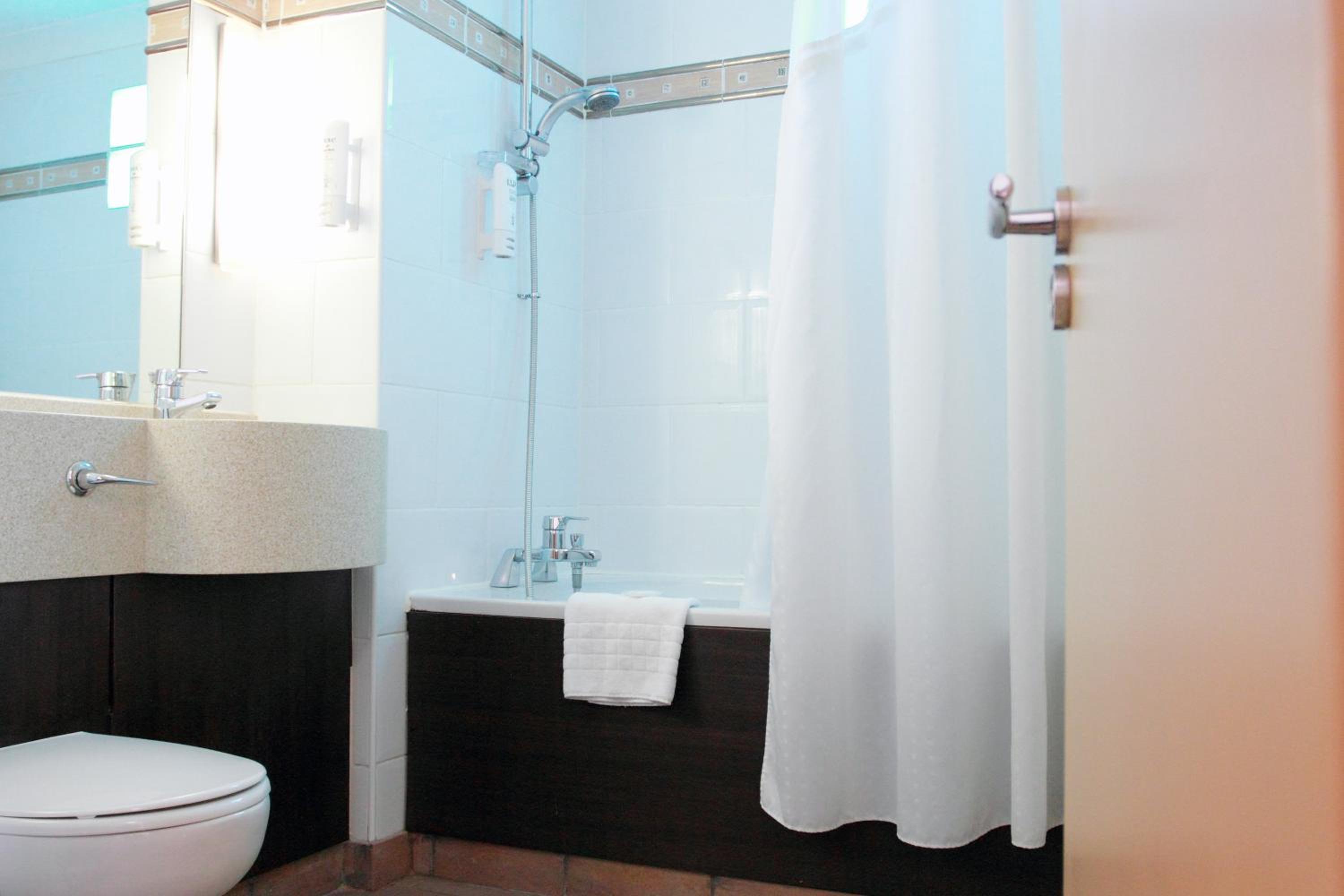 Standard Double Room - Disability Access - Photo 2