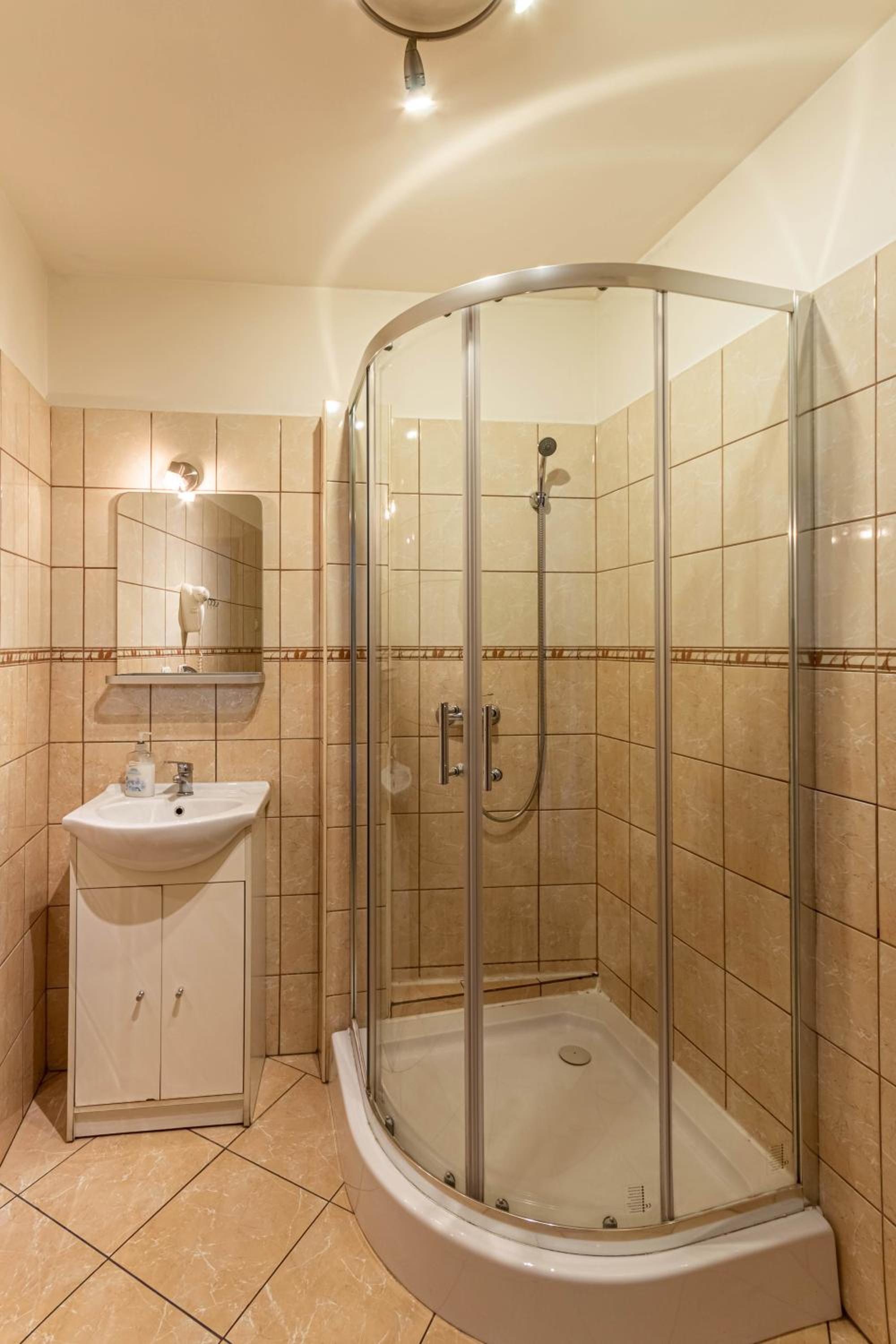 Twin Room - Photo 8