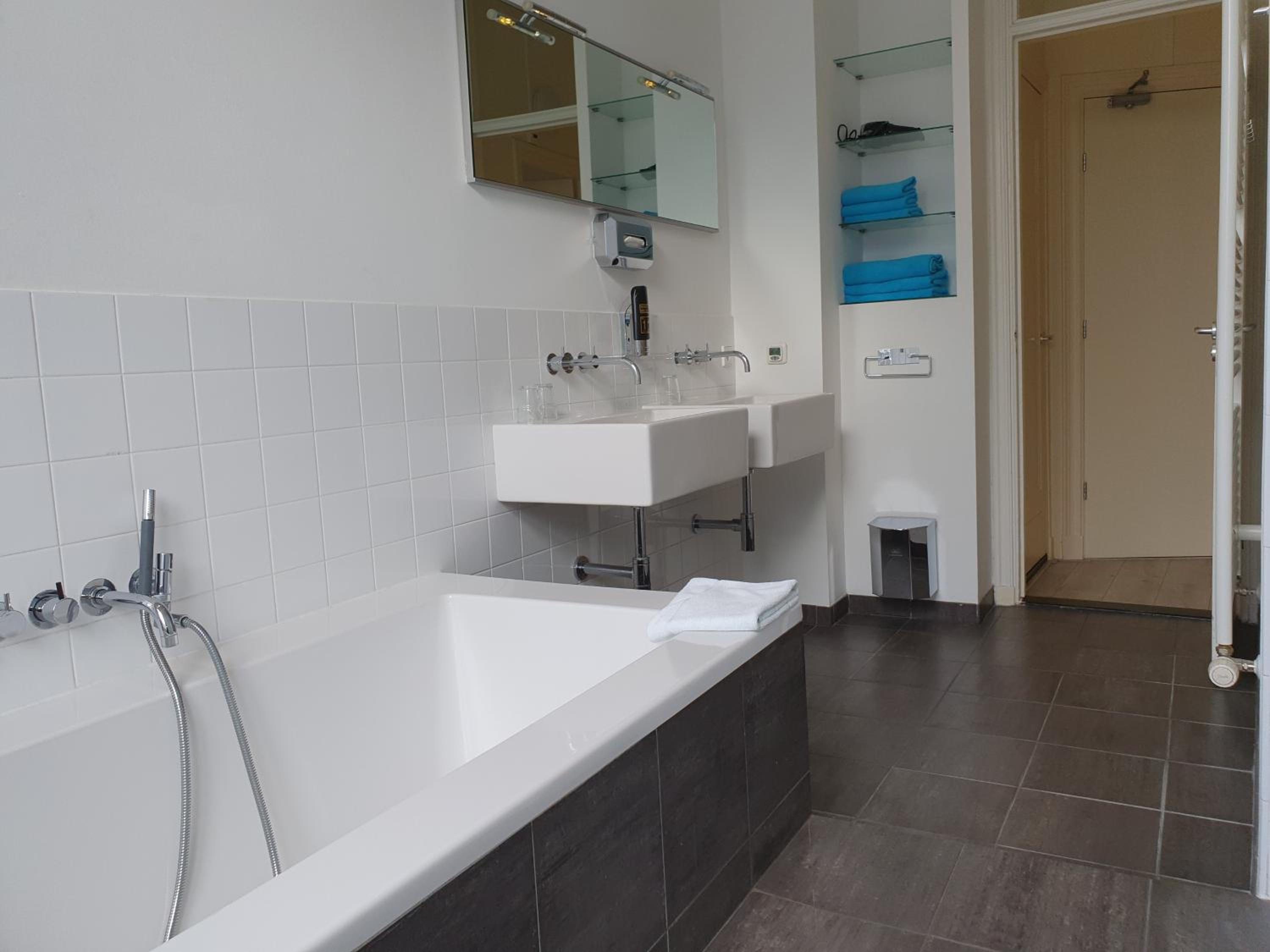 Triple Room with Bath - Photo 3