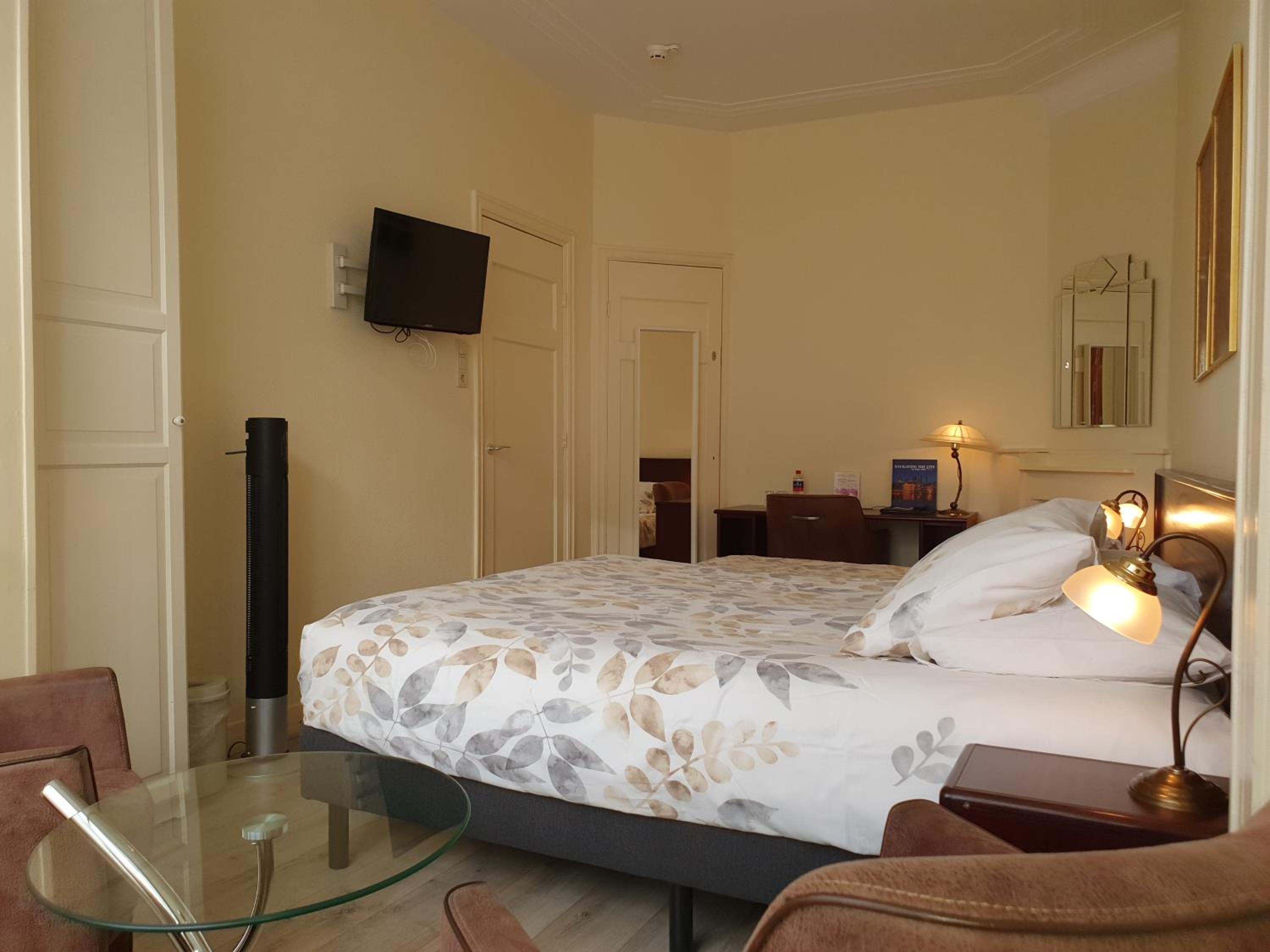 Triple Room with Bath - Photo 4
