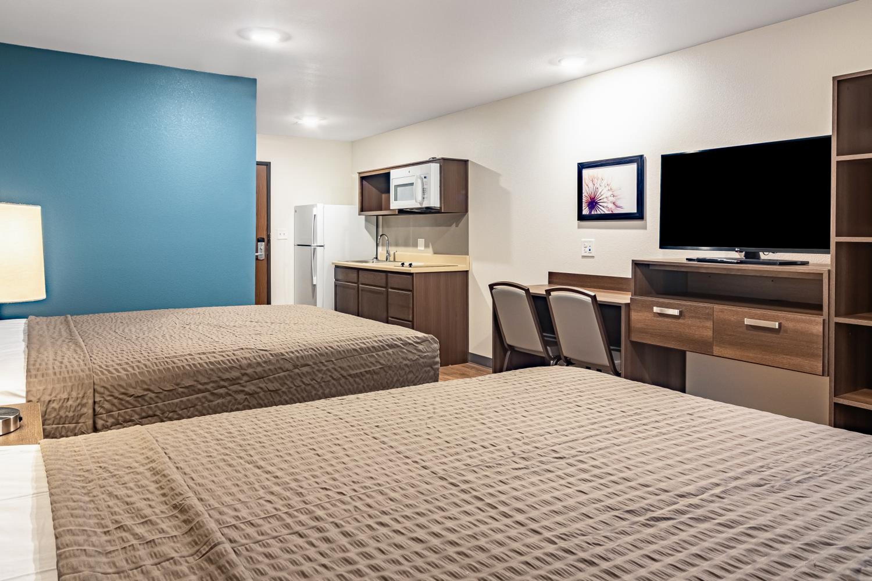 Standard Queen Room with Two Queen Beds - Non-Smoking - Photo 3