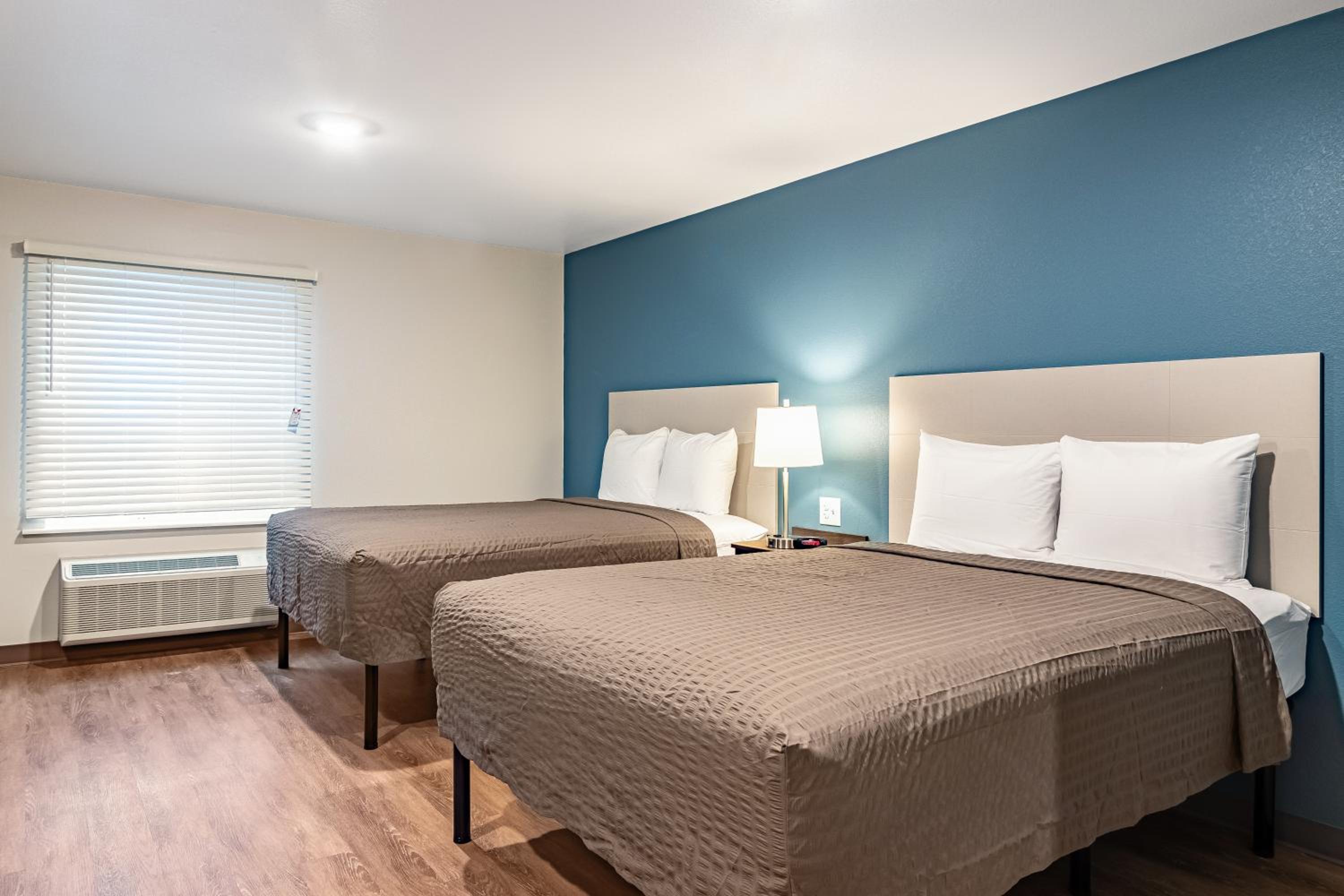 Standard Queen Room with Two Queen Beds - Non-Smoking - Photo 7