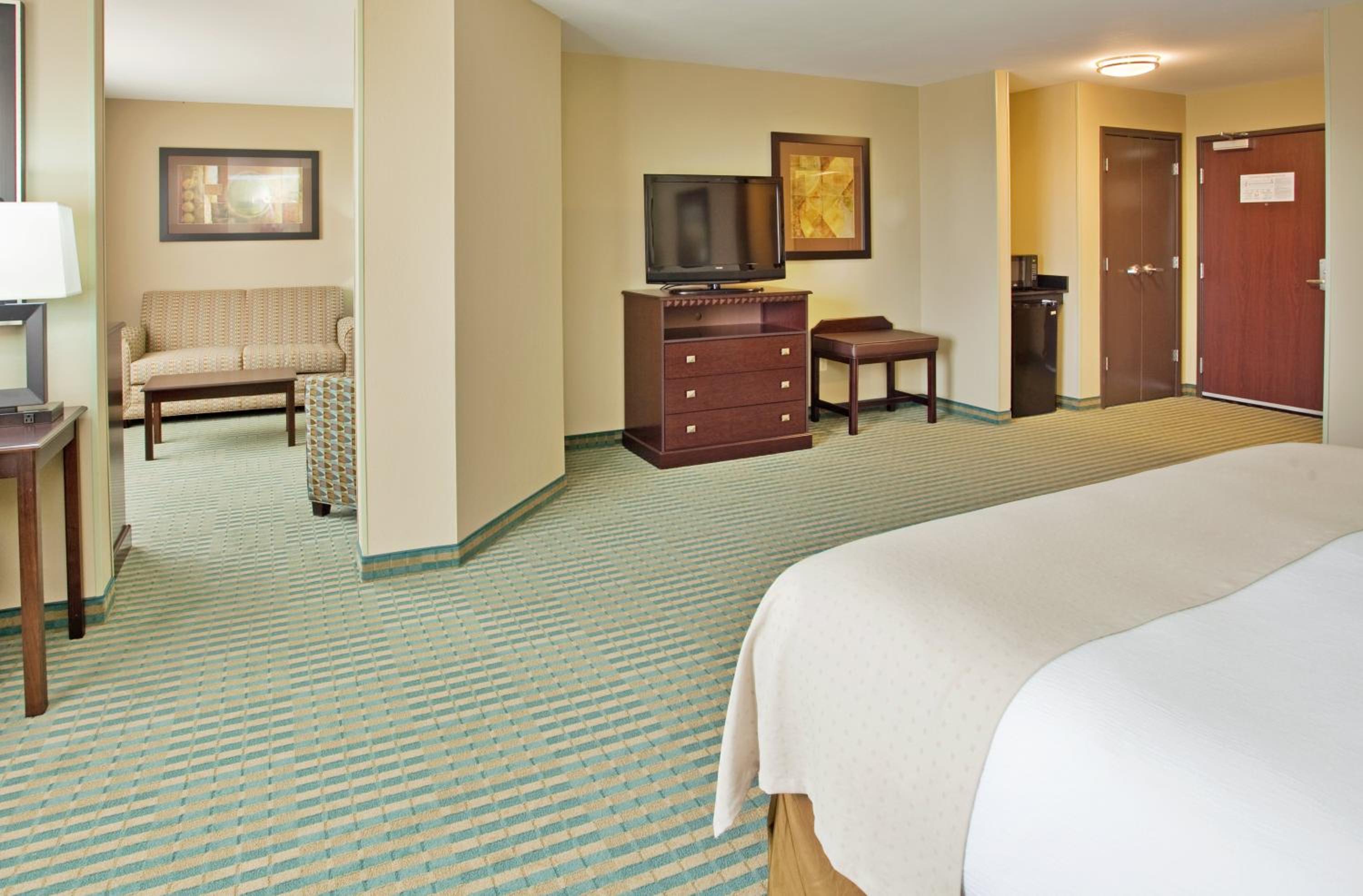 Deluxe Suite - Hearing Accessible - Non-Smoking