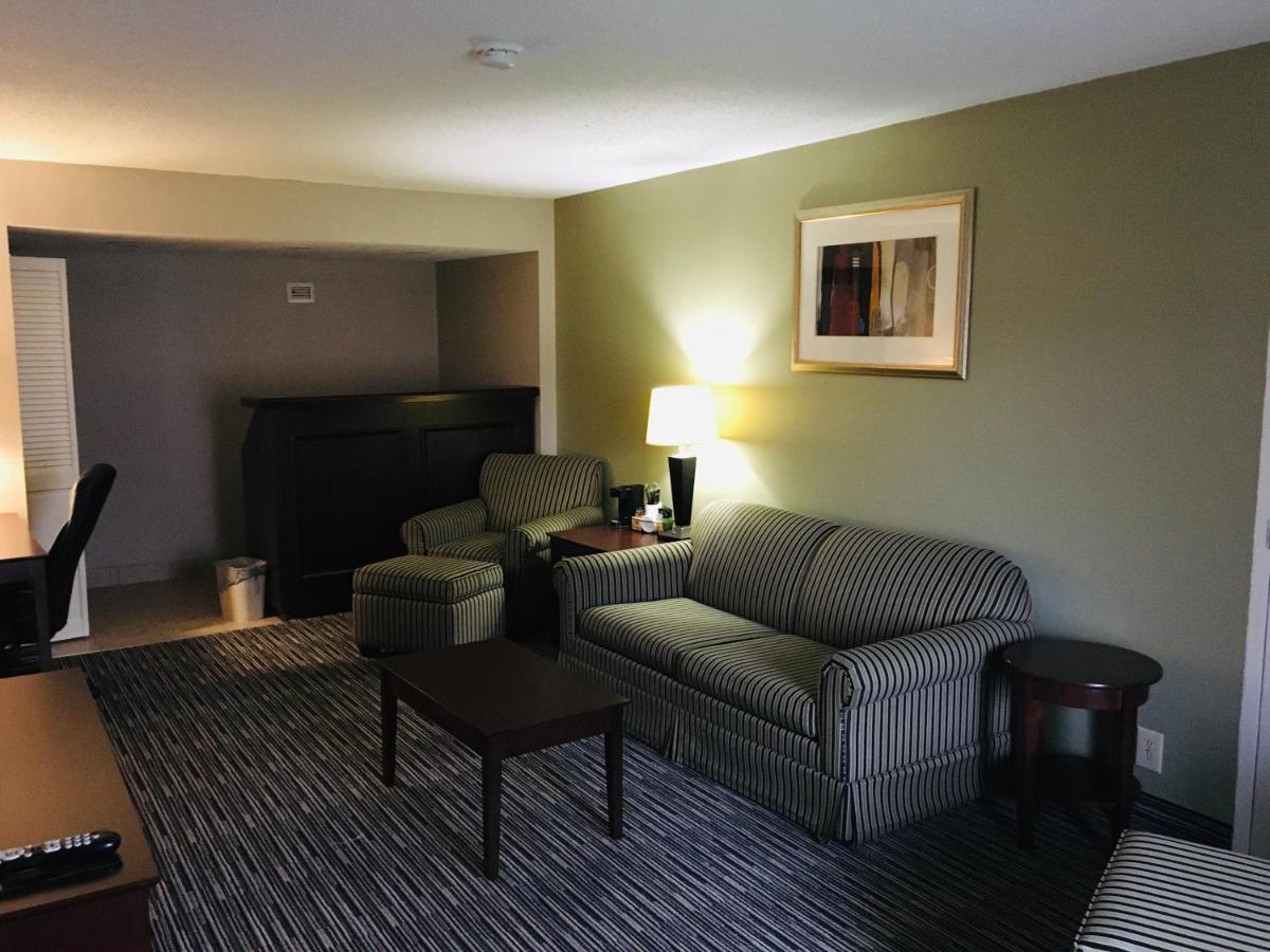 King Suite - Non-Smoking photo 2
