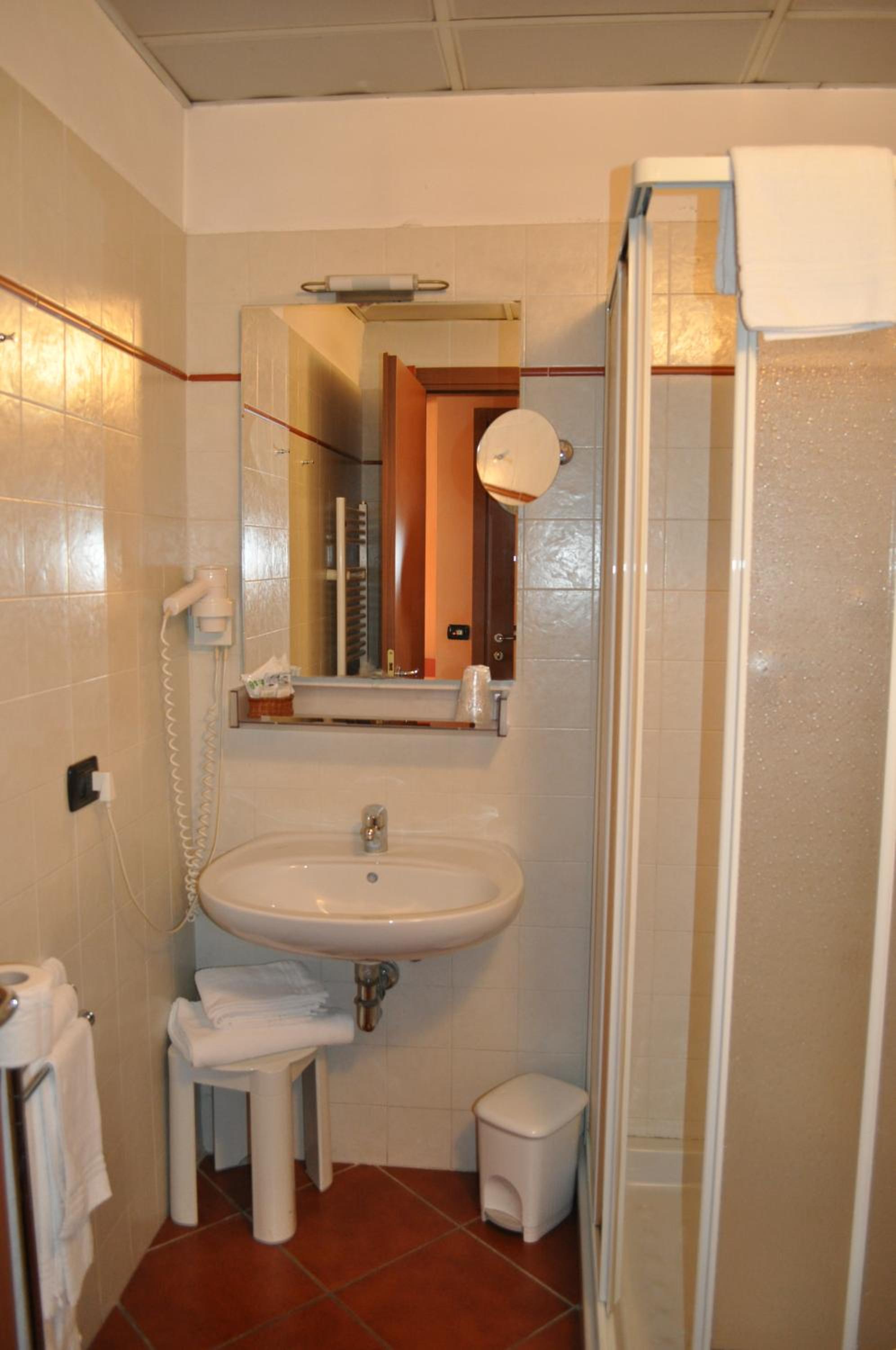 Large Double or Twin Room - Photo 3