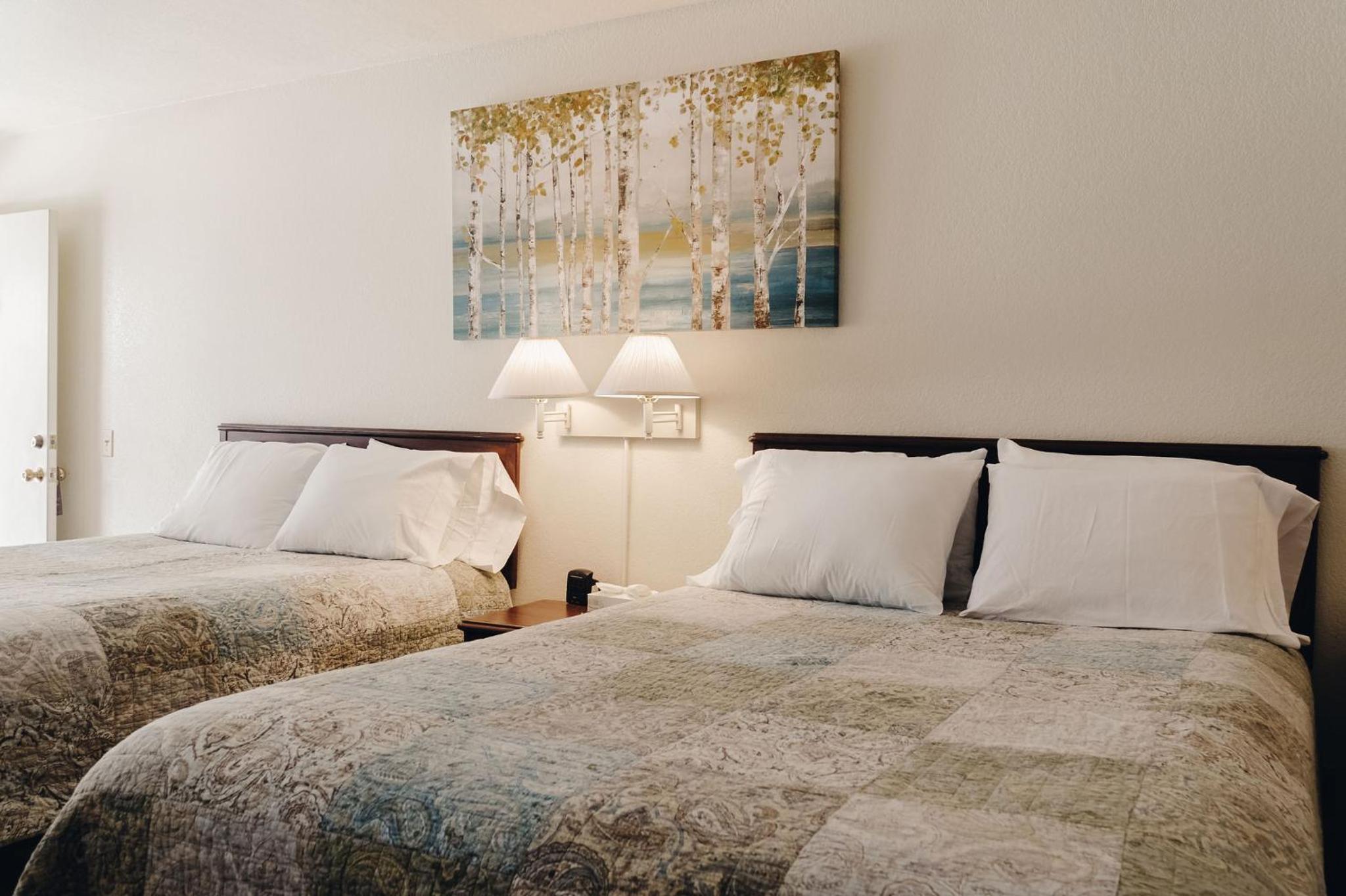 Deluxe Queen Room with Two Queen Beds photo 2