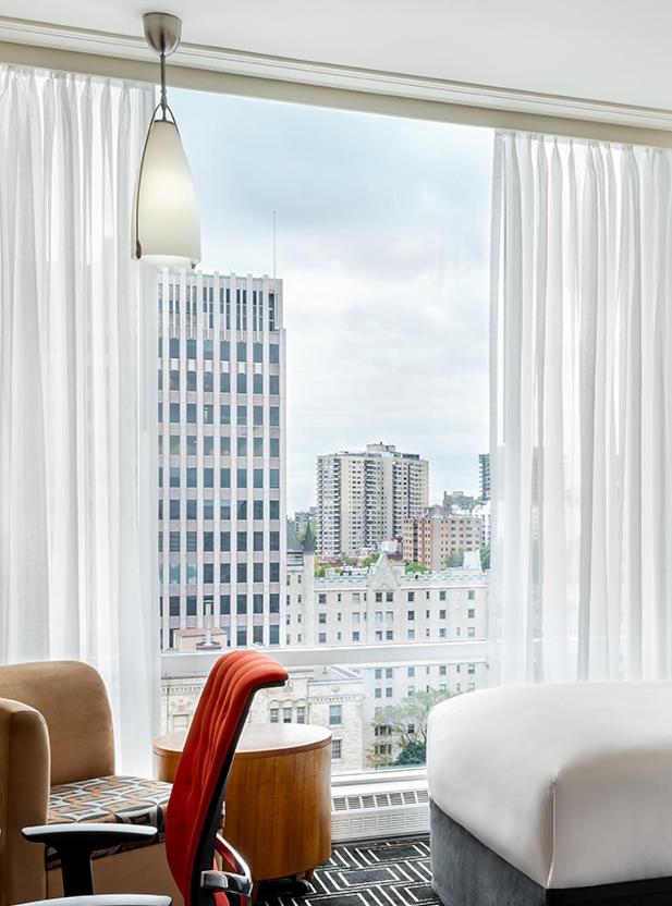 Luxury Corner King Room with City View - Photo 5