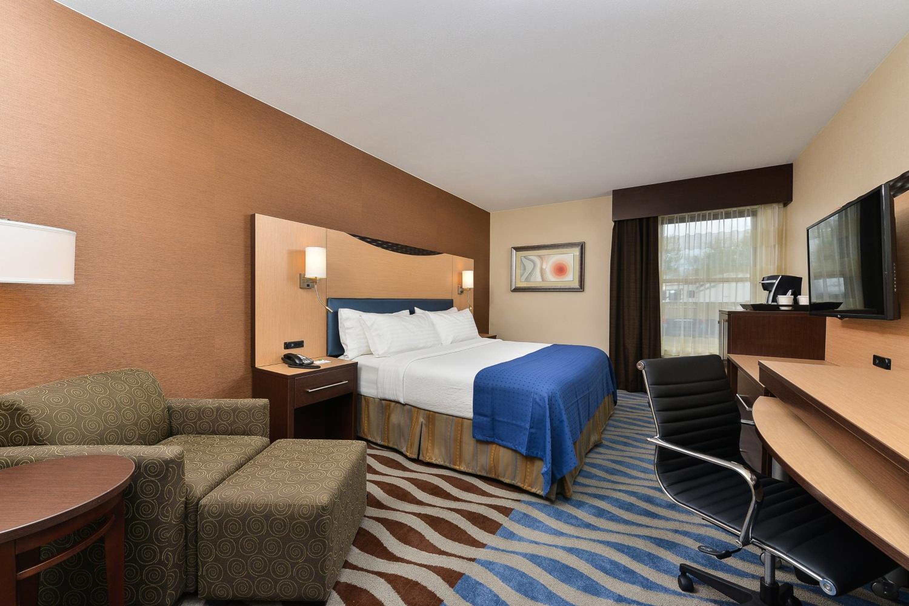 Standard King Room with Roll-In Shower - Mobility Access - Photo 2