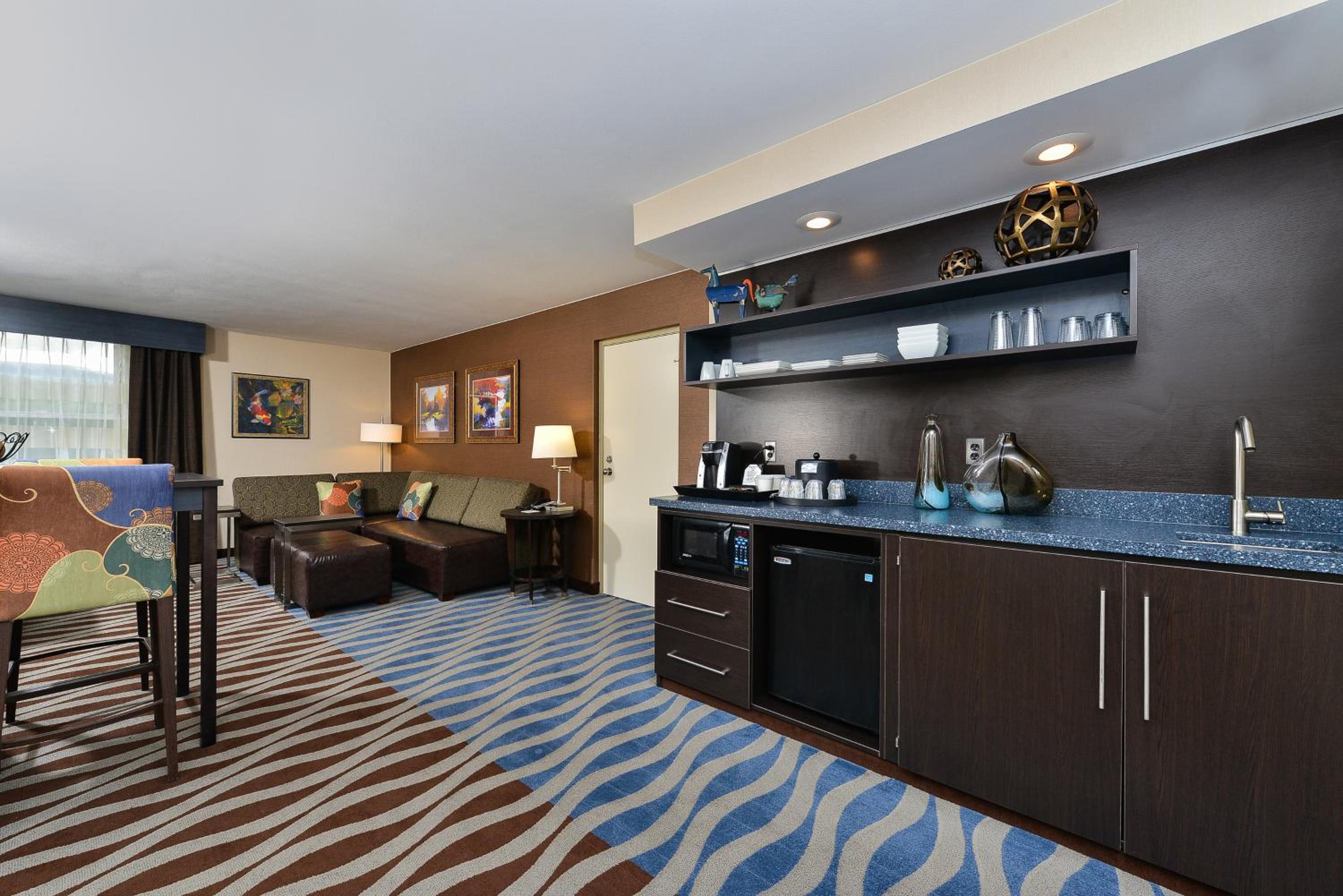 One-Bedroom King Suite - Photo 3