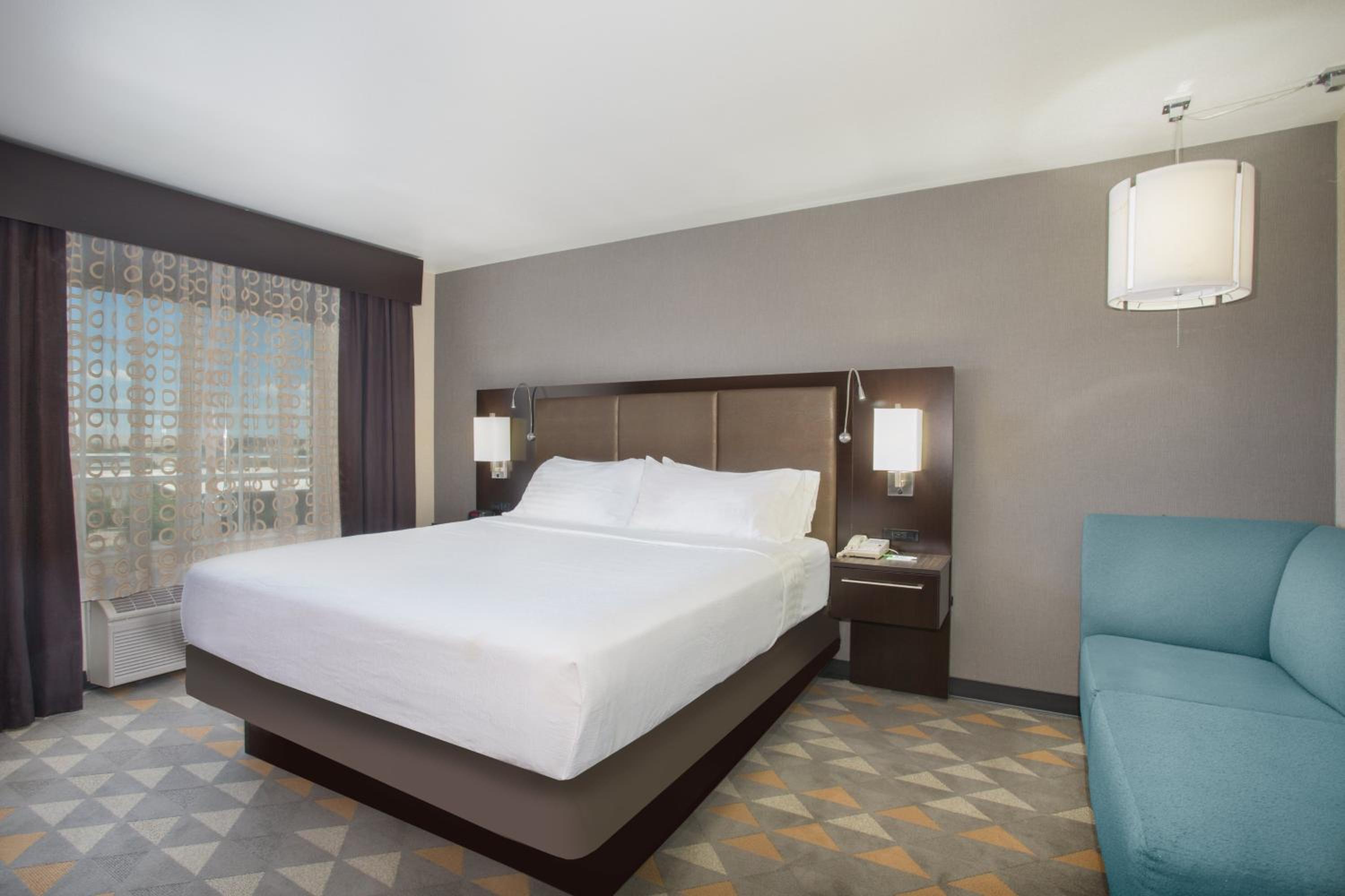One-Bedroom King Suite photo 1