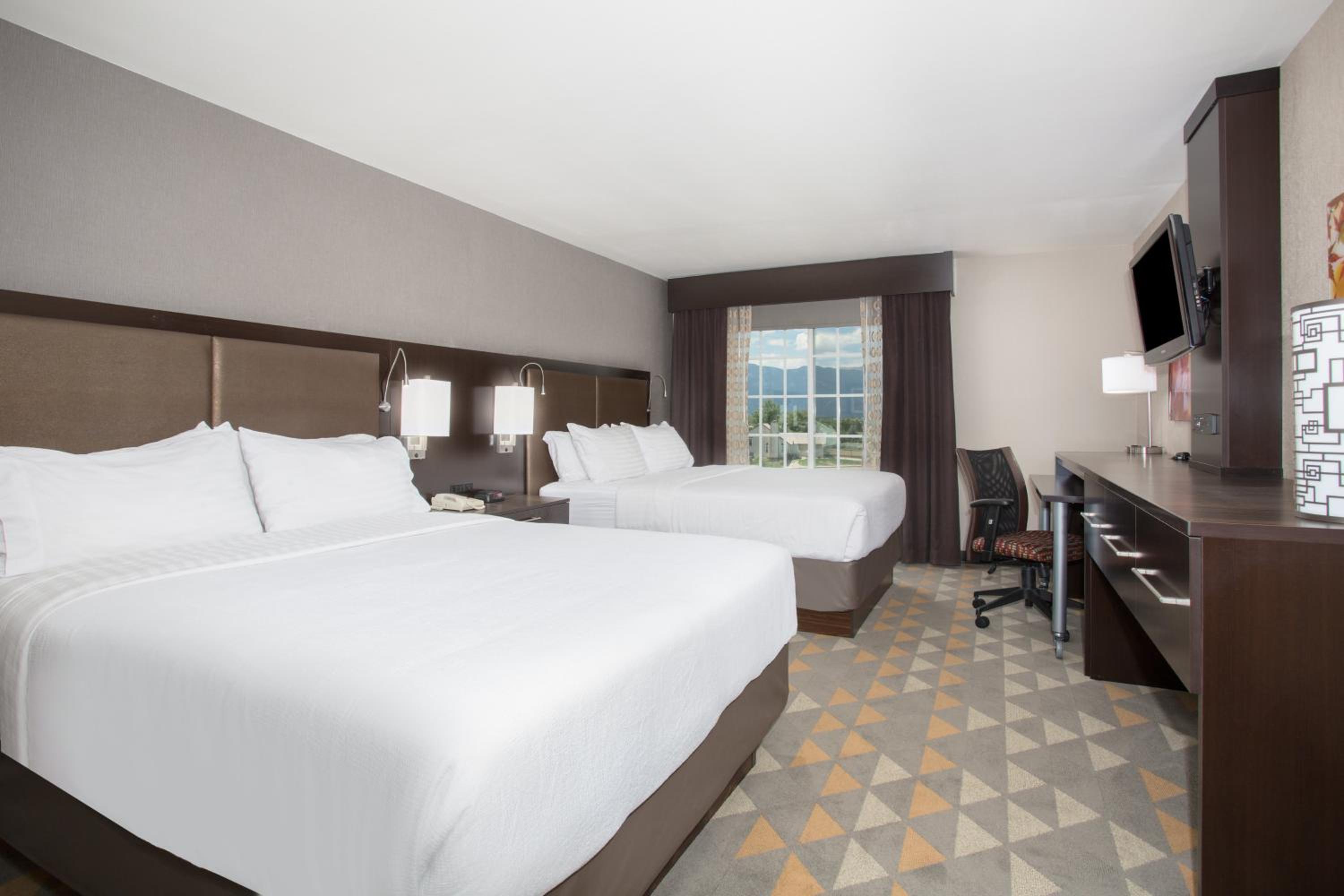 Standard Queen Room with Two Queen Beds photo 2