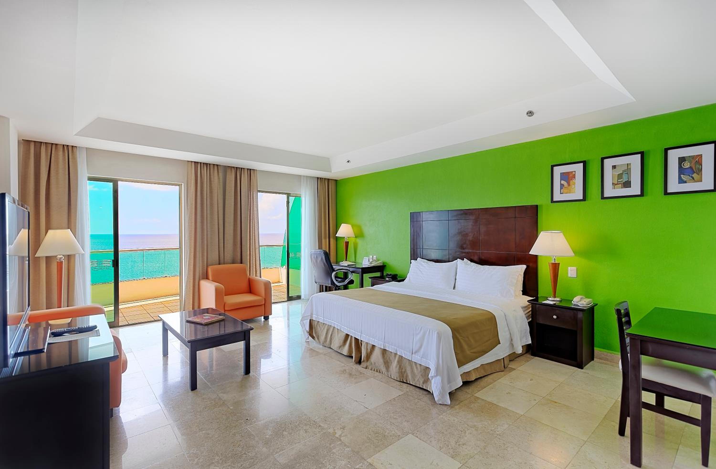 Premium King Room - Photo 5