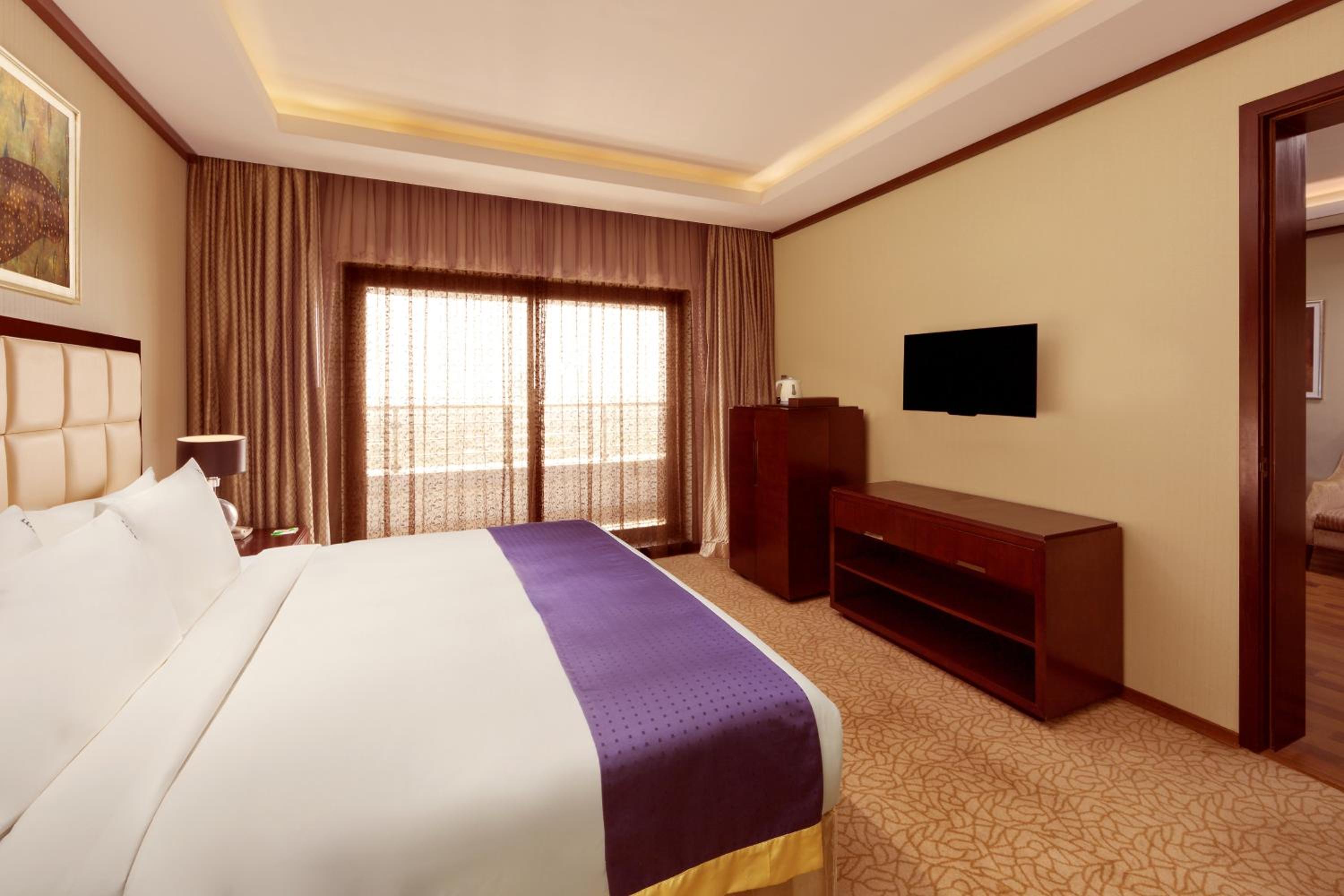 One-Bedroom King Suite – High Floor/Smoking