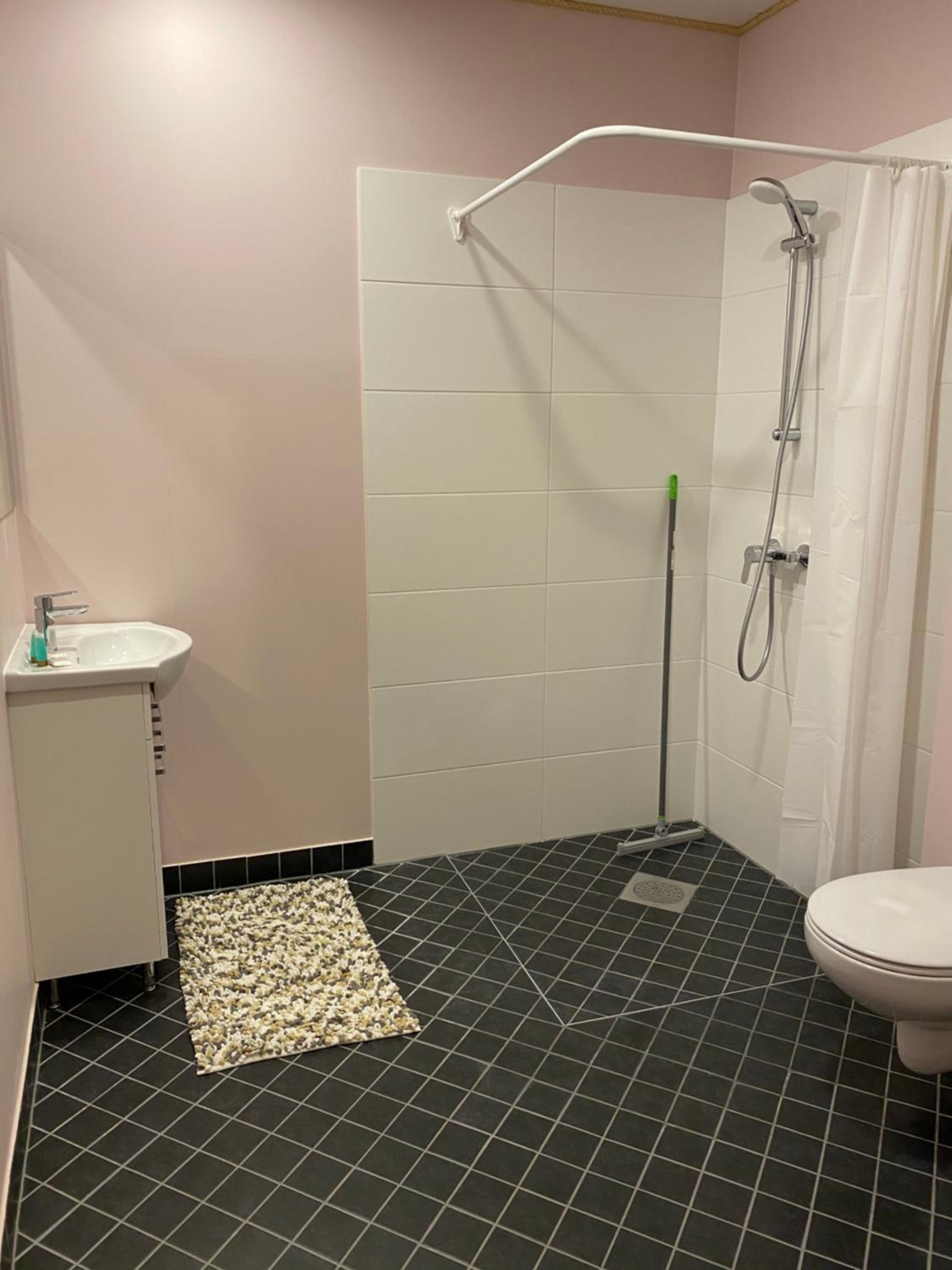 Double or Twin Room with Private Bathroom - Photo 7