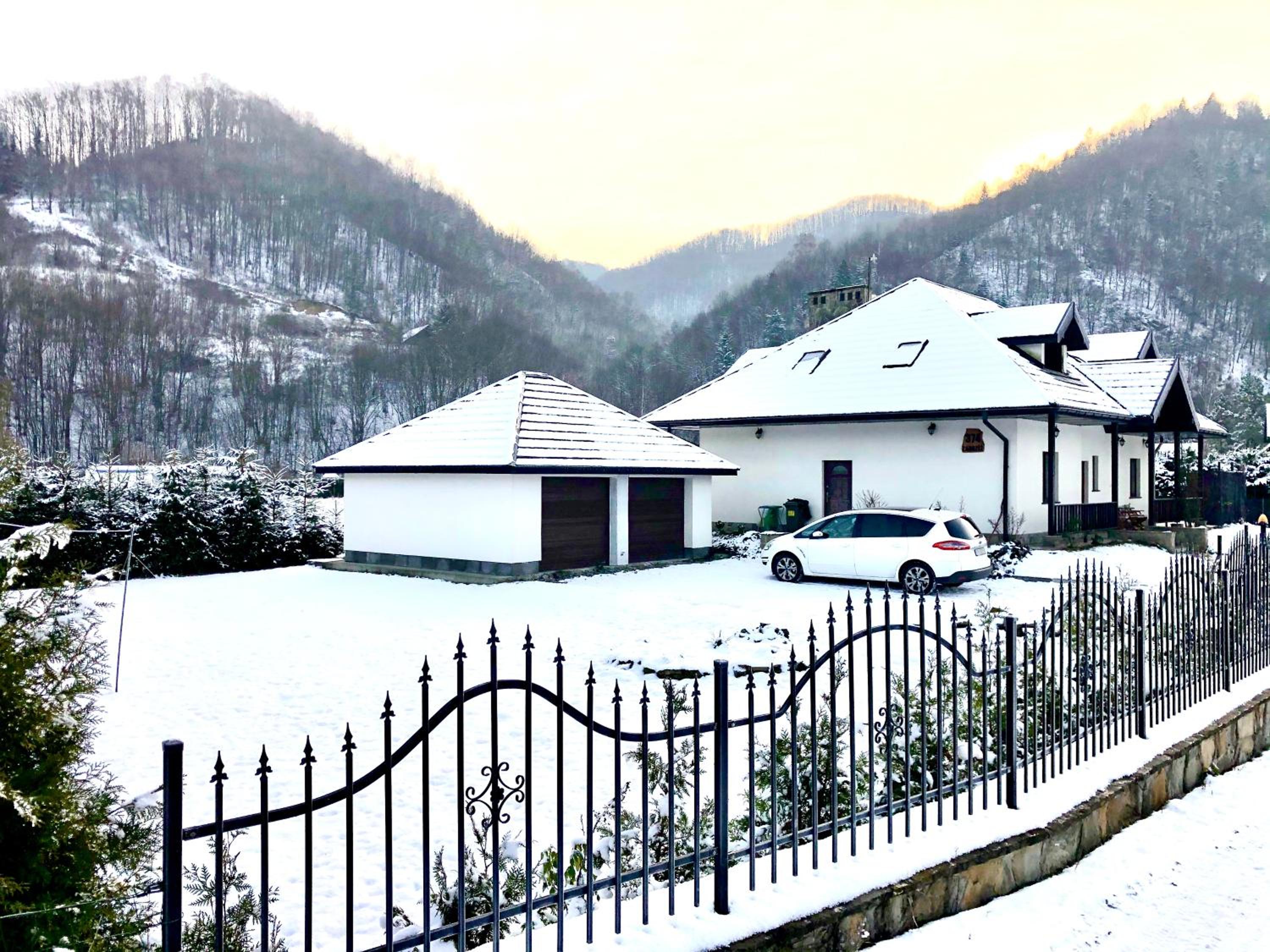 Five-Bedroom House photo 2