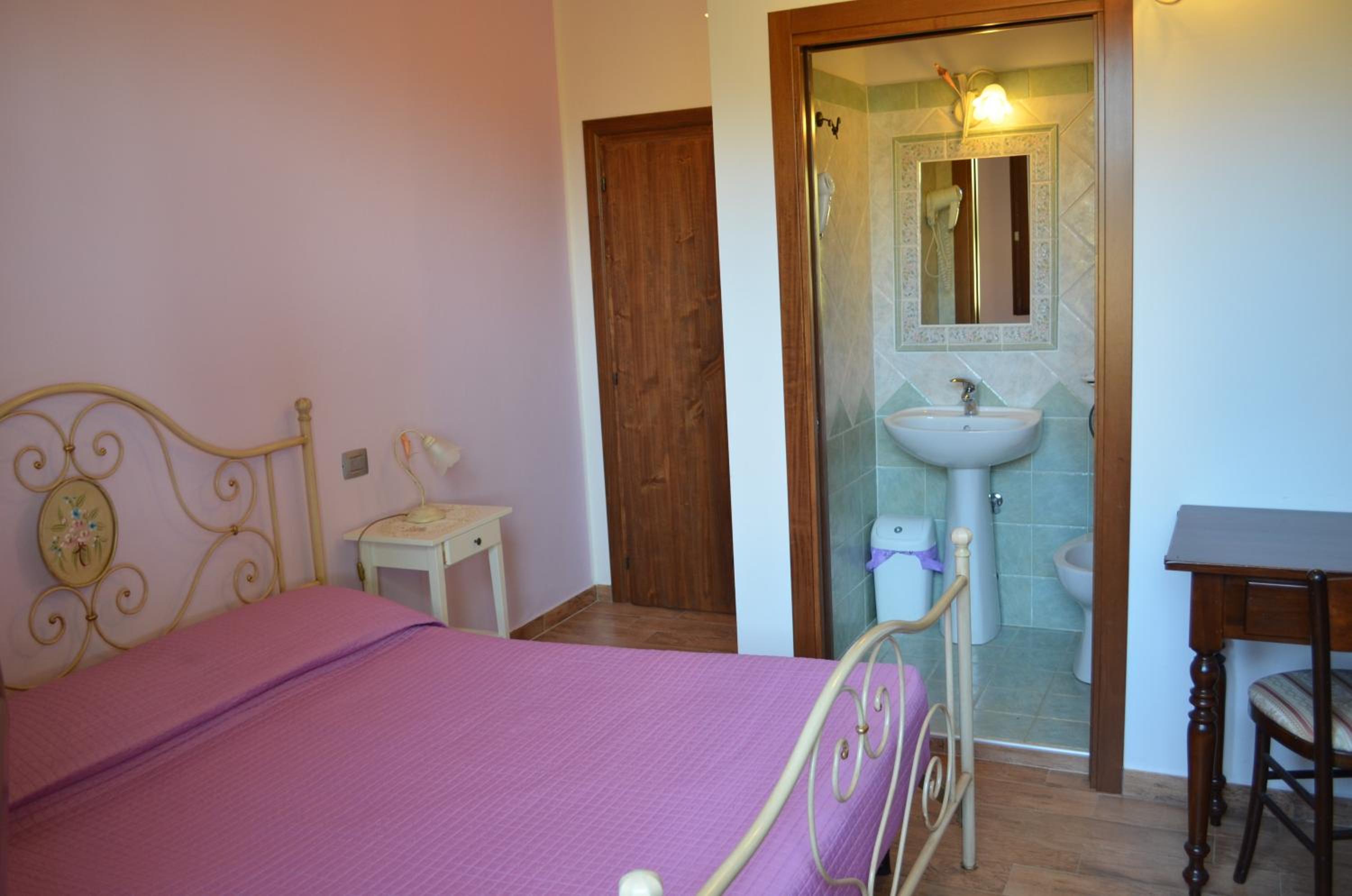 Double Room with Private Bathroom - Photo 5